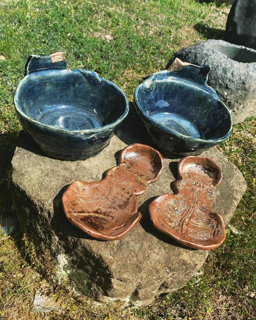野本かりあのインスタグラム：「【陶芸教室日記】 青い器は、素焼きをした段階で耳が取れてしまい、先生のアイディアでパテで耳を作り、金で塗ったら味が出た。 アクシデントからの功名✨  茶色い子は、銀杏を食べている時に思いついたデザイン。 釉薬は奥深くて難しい事を知る。  ついつい、猫ばかりの食器たち。 作る時のワクワク感と無心になり夢中な時間が、私に良いものをもたらします。 #いまみや工房 #陶芸 #猫皿」
