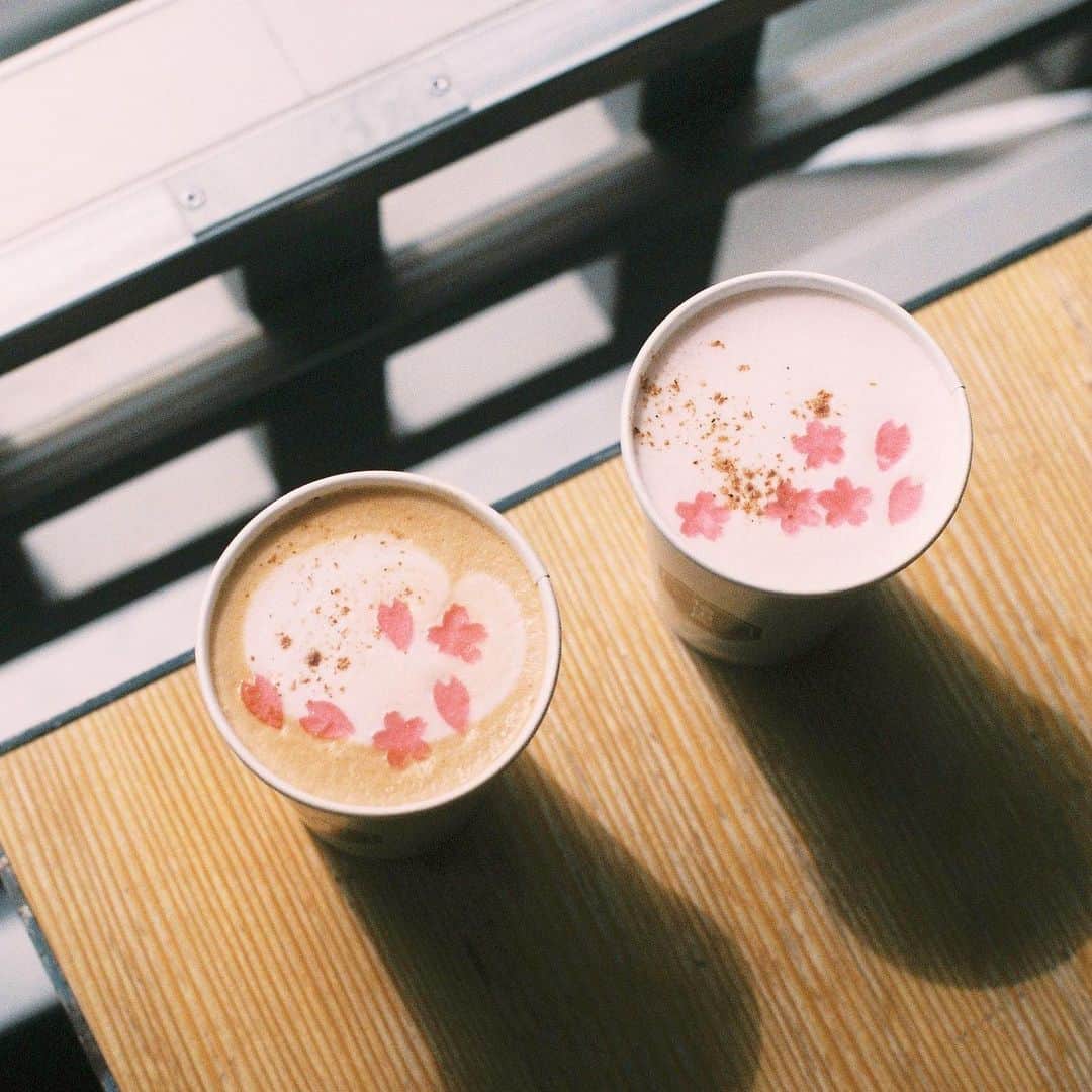のインスタグラム：「桜の時期と一緒にこのドリンクの時期も過ぎてしまいます スパイス薫る桜カスタードラテ  桜とカスタードが見事に出会いました。トンカ豆の風味がアクセントになっておりまして、桜の花びらも舞っていてドラマチックです。  春の疲れた体にキューッと効く、香りのいい甘いラテです  17日までなのでお早めに🌸  #桜 #カフェラテ  #sakura #cafe #coffee #sarutahikocoffee #猿田彦珈琲」