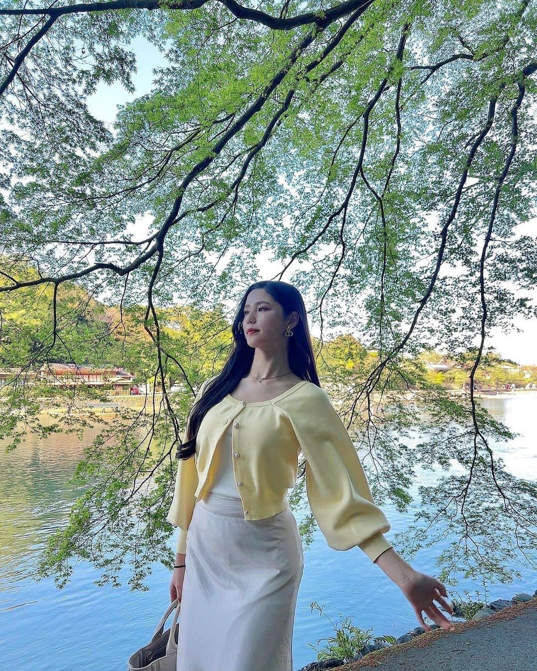 真木しおりのインスタグラム：「また京都🥺  今回は強風で船乗れなかったよ(´･_･`)  #京都 #kyoto #京都観光 #嵐山 #嵐山観光 #黄色 #黄色コーデ #春コーデ #カーディガン #黒髪 #関西観光 #レースクイーン #RQ #モデル #グラビア」