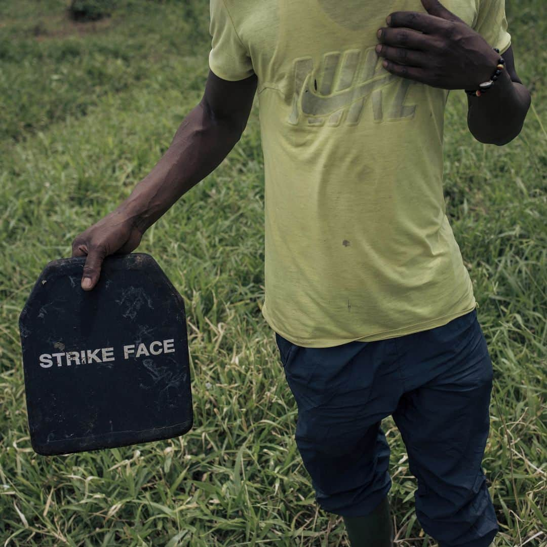 AFP通信さんのインスタグラム写真 - (AFP通信Instagram)「AFP Photo 📷 @huguet.alexis - Mass graves, unclaimed bodies haunt east DR Congo town -⁣ ⁣ In late November 2022, according to UN reports, M23 (March 23 Movement) fighters massacred at least 170 civilians in Kishishe in a retaliation attack after being ambushed by a local armed group. For a year, the fighters of the M23 - "Movement of March 23", a predominantly Tutsi armed group - have been advancing in Congolese territory, taking control of main roads, seizing towns and border posts.⁣ ⁣  The capture of Kishishe is also part of a fight by the M23 against the FDLR (Democratic Forces for the Liberation of Rwanda), a mainly Hutu armed group founded by former leaders of the genocide in Rwanda, exiled in the DRC. The latter have for years installed one of their bastions in the immediate vicinity of the village.⁣ ⁣ 1- A man carries a bucket and a World Food Program (WFP) bag in a street of Kishishe⁣ 2-A man poses for a photograph next to a hole in the ground used as a detention place by March 23 Movement (M23) fighters in Kishishe⁣ 3- An armoured plate taken from a bullet proof vest allegedly belonging to an March 23 Movement (M23) fighter⁣ 4- A man stands by a corpse lying on the side of a path in Kishishe⁣ 5- A corpse lies on the side of a path⁣ 6-Farmers return from the field in Kishishe⁣ 7- A boy walks around the remains of a school building used by March 23 Movement (M23) fighters as a military base in Kishishe⁣ 8&9- Boys move furniture from a school used by March 23 Movement (M23) fighters as a military base in Kishishe⁣ 10- A girl and a woman rest in front of their house」4月11日 20時01分 - afpphoto