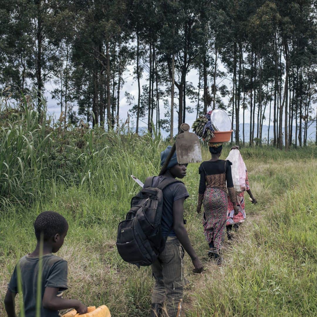 AFP通信さんのインスタグラム写真 - (AFP通信Instagram)「AFP Photo 📷 @huguet.alexis - Mass graves, unclaimed bodies haunt east DR Congo town -⁣ ⁣ In late November 2022, according to UN reports, M23 (March 23 Movement) fighters massacred at least 170 civilians in Kishishe in a retaliation attack after being ambushed by a local armed group. For a year, the fighters of the M23 - "Movement of March 23", a predominantly Tutsi armed group - have been advancing in Congolese territory, taking control of main roads, seizing towns and border posts.⁣ ⁣  The capture of Kishishe is also part of a fight by the M23 against the FDLR (Democratic Forces for the Liberation of Rwanda), a mainly Hutu armed group founded by former leaders of the genocide in Rwanda, exiled in the DRC. The latter have for years installed one of their bastions in the immediate vicinity of the village.⁣ ⁣ 1- A man carries a bucket and a World Food Program (WFP) bag in a street of Kishishe⁣ 2-A man poses for a photograph next to a hole in the ground used as a detention place by March 23 Movement (M23) fighters in Kishishe⁣ 3- An armoured plate taken from a bullet proof vest allegedly belonging to an March 23 Movement (M23) fighter⁣ 4- A man stands by a corpse lying on the side of a path in Kishishe⁣ 5- A corpse lies on the side of a path⁣ 6-Farmers return from the field in Kishishe⁣ 7- A boy walks around the remains of a school building used by March 23 Movement (M23) fighters as a military base in Kishishe⁣ 8&9- Boys move furniture from a school used by March 23 Movement (M23) fighters as a military base in Kishishe⁣ 10- A girl and a woman rest in front of their house」4月11日 20時01分 - afpphoto