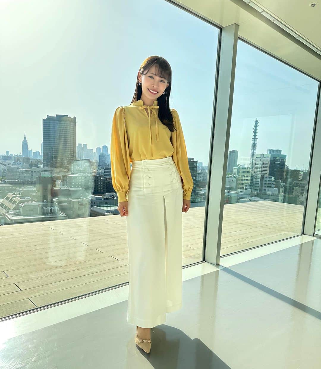 高木由梨奈のインスタグラム：「春らしいイエローのブラウスの衣装でした🌼 日差しが強かった〜🌞 天気が良すぎて合成写真みたいな綺麗な写真🤳🤣 カメラマンさんが撮ってくれました🙌  ブランド載せておきます🏷↓ tops: @laceladies_fashion  bottoms: @the_virgnia  shoes: @randa_pic   #骨格ストレート #春コーデ #オフィスコーデ」