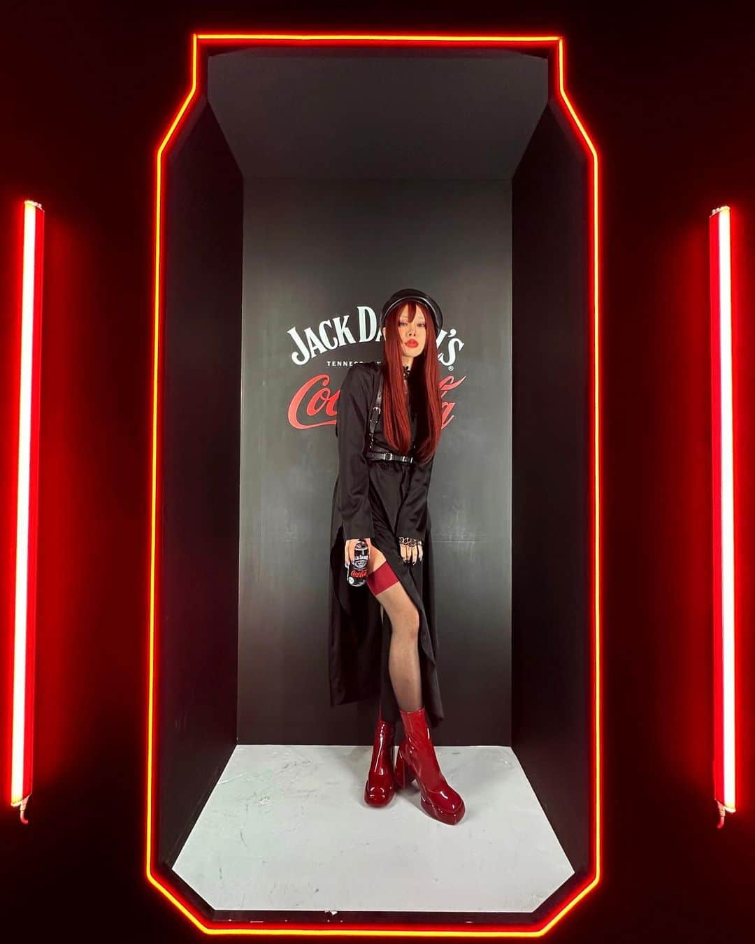 仲万美（Bambi Naka）のインスタグラム：「Jackandcoke Bar ❤️🖤  愛しのドリアンさんのご招待にて、お邪魔して来ました w/ @vanessadesu and @zuttijapanese   4/11(火)から6日間限定開催！ @jackandcoke_jp   コカ･コーラを使った初のアルコール製品「ジャックダニエル&コカ･コーラ」を2023年4月10日(月)に全国発売 130年以上愛されてきた2大ブランドだからこその、唯一無二の“本格的な味わい” 「コカ･コーラ」の爽やかな味わいと「ジャックダニエル」のテネシーウイスキーの豊かな風味が絶妙なバランスで楽しめます  #ジャックコーク  #jackandcoke  #PR  #お酒は20歳になってから」