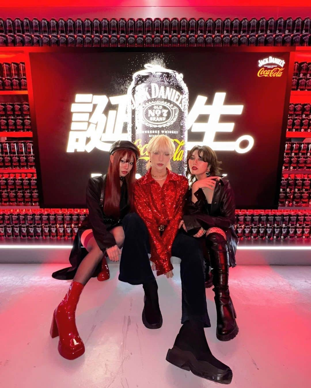 仲万美（Bambi Naka）さんのインスタグラム写真 - (仲万美（Bambi Naka）Instagram)「Jackandcoke Bar ❤️🖤  愛しのドリアンさんのご招待にて、お邪魔して来ました w/ @vanessadesu and @zuttijapanese   4/11(火)から6日間限定開催！ @jackandcoke_jp   コカ･コーラを使った初のアルコール製品「ジャックダニエル&コカ･コーラ」を2023年4月10日(月)に全国発売 130年以上愛されてきた2大ブランドだからこその、唯一無二の“本格的な味わい” 「コカ･コーラ」の爽やかな味わいと「ジャックダニエル」のテネシーウイスキーの豊かな風味が絶妙なバランスで楽しめます  #ジャックコーク  #jackandcoke  #PR  #お酒は20歳になってから」4月11日 20時02分 - 615_bambi