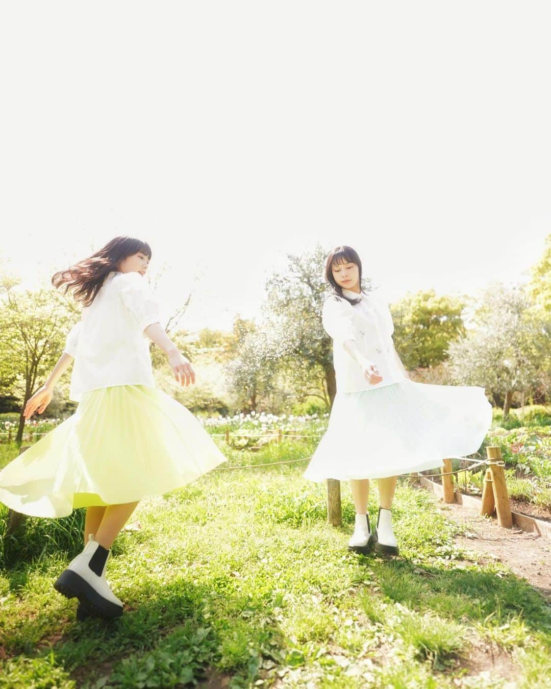のインスタグラム：「. 春を感じた撮影でした🌸 . . . #ポートレート#春ポートレート#被写体#双子#双子モデル#portrait#photography#photographer#makeup#twins」