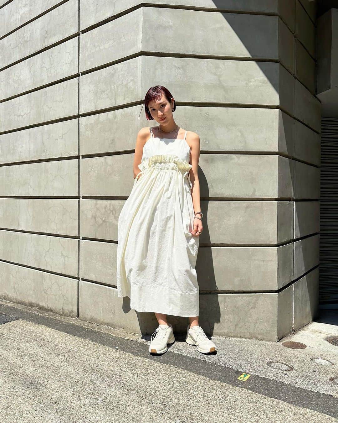 小竹麻理のインスタグラム：「S/Sの展示会で一番人気だった、360度可愛いワンピース❤️ たっぷりなボリュームが可愛らしい印象だけど、バルーンのシルエットとキャミ形でヘルシーな肌見せが出来るので女性らしく着れます。 一枚着はもちろん、アメスリインナーを入れても良し、今年はネックデザインのインナーをレイヤードする着こなしもおすすめ💕(4枚目見てね！ちなみにこのインナータンクも同日発売) ウエスト両側からギュギュッと好きに絞ってギャザーを寄せてね！🫰🏻  FRILL GATHER BALOON OP 4/14〜 発売です。」
