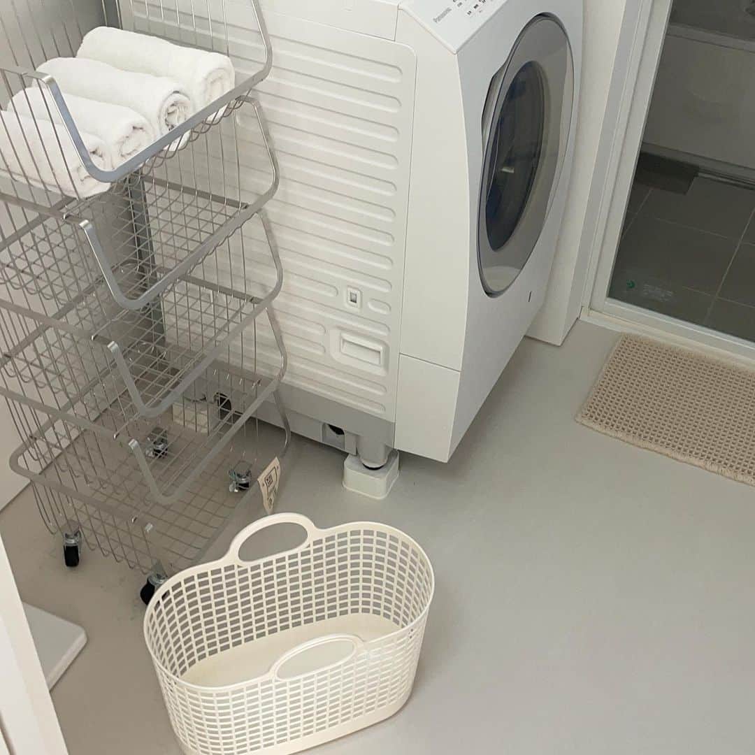  erikaのインスタグラム：「🛁🤍  お風呂すけすけなのです🤫  #バスルーム#ランドリールーム#脱衣所#マイホーム#平家#平屋#マイホーム記録#ドラム式洗濯機#ランドリーバスケット#シンプルな暮らし#お風呂#ルームツアー#徳島」