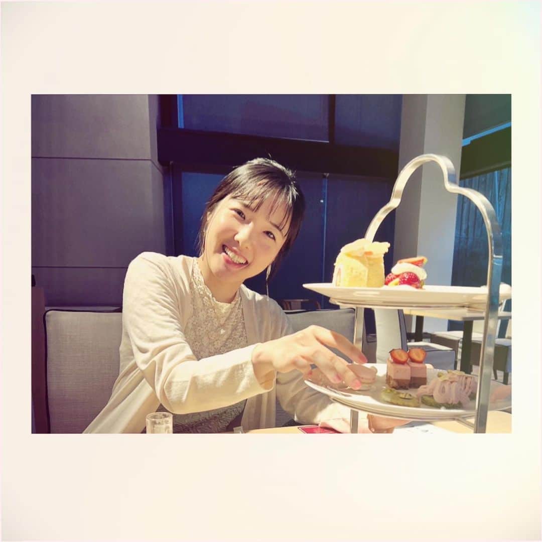 落合萌さんのインスタグラム写真 - (落合萌Instagram)「誕生日はママちゃんとアフタヌーンティー🫖🧁🍰☕️ #teatime #birthday #cake」4月11日 20時08分 - moe_ochiai