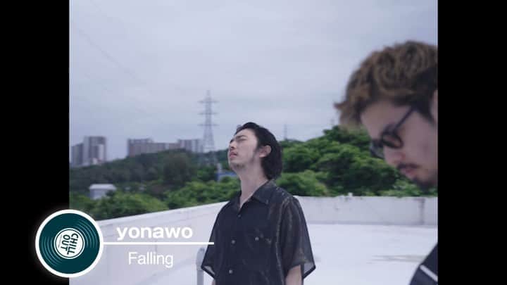 CHILL OUTのインスタグラム：「CHILL OUT MUSIC Project Vol.5  寝る前に聴きたい”ベッドタイムサウンド”が特徴のyonawoさん (@yonawo.jp )の チルでメロウな曲調と耳に心地よい楽曲 チルアウトTVCM主題歌「Falling」ミュージックビデオ公開💡  フル視聴は、YouTube yonawo Official Channel にて🎧」