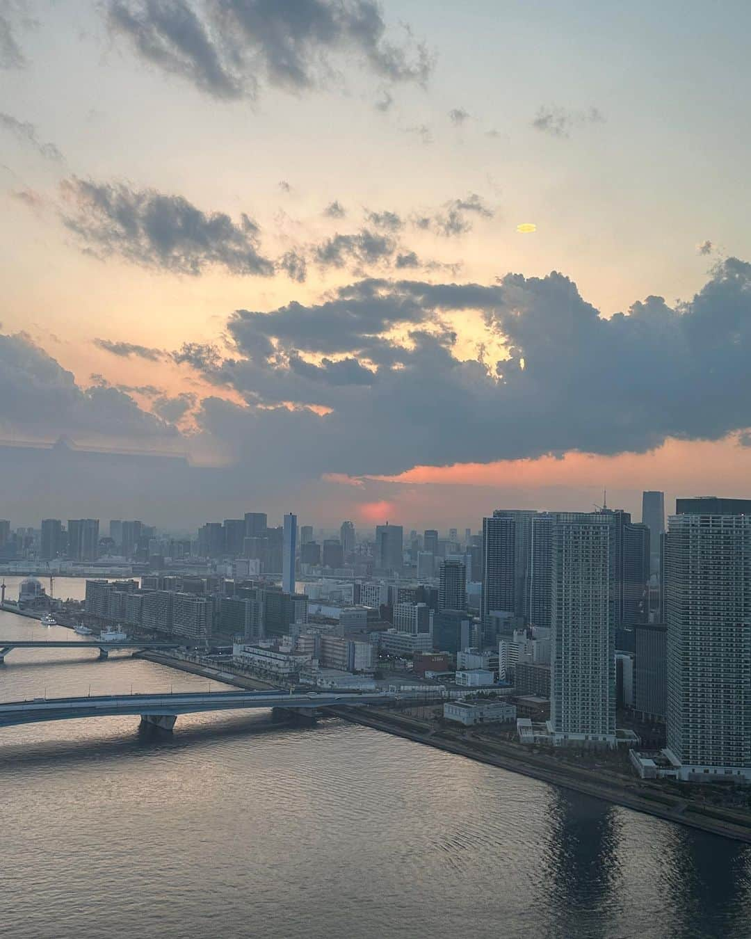 三條場夏海さんのインスタグラム写真 - (三條場夏海Instagram)「. ホテルステイした時に見えた夕日。 また何でもない日に泊まりたいなぁ☁️  湿疹で調子が悪いけど ブランドローンチまであと少しなので 全力で頑張ろうという気持ちの毎日🛋 頑張れ自分🫶🏼✨  #sunset」4月11日 20時21分 - natsumi_sanjouba