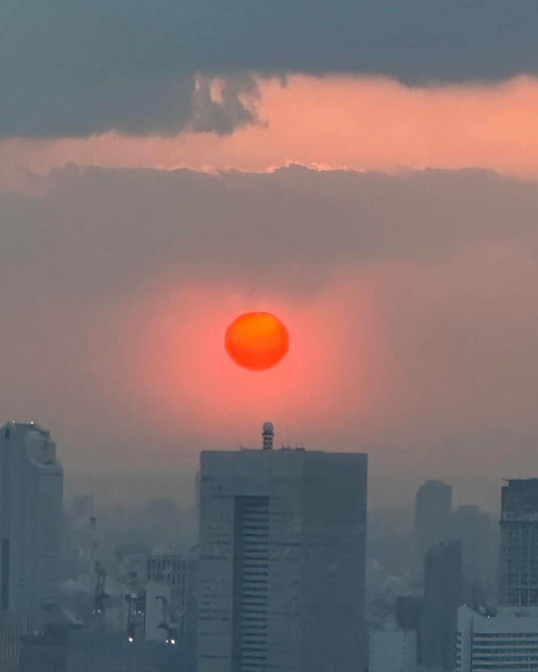 三條場夏海さんのインスタグラム写真 - (三條場夏海Instagram)「. ホテルステイした時に見えた夕日。 また何でもない日に泊まりたいなぁ☁️  湿疹で調子が悪いけど ブランドローンチまであと少しなので 全力で頑張ろうという気持ちの毎日🛋 頑張れ自分🫶🏼✨  #sunset」4月11日 20時21分 - natsumi_sanjouba