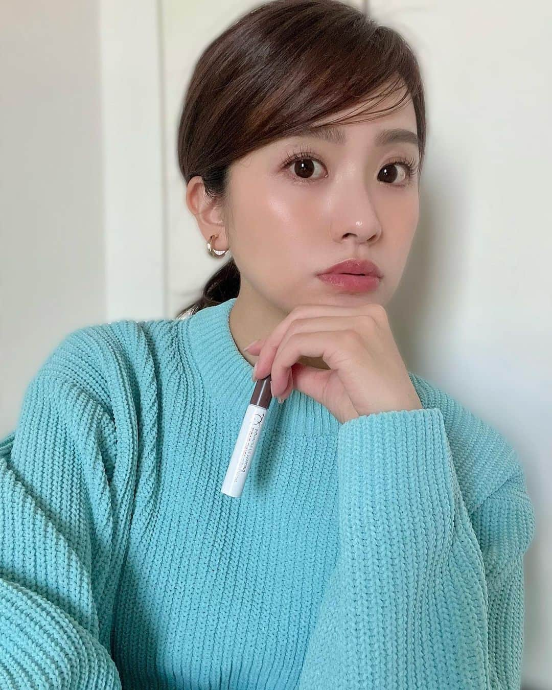 曽田茉莉江のインスタグラム：「眉毛サロンでとっても眉毛が整ってるので最近は眉マスカラのみで仕上げれるのが とっても楽✨  最近使い始めたこの眉マスカラもふわっと自然に付くし、極小ブラシが地肌につきづらく塗りやすいくてオススメです💕  #loveliner #ラブライナー #ラブライナーアイブロウ #シグネチャーフィットシリーズ  #PR#美容#美眉#美眉スタイリング  #花嫁美容  眉マスカラ　@loveliner_official   眉毛サロン　@mami_saisu」