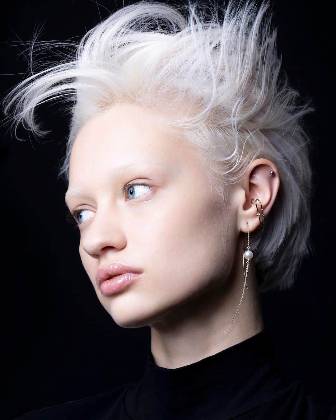 Hirotaka Jewelryのインスタグラム：「ELEVATED EVERYDAY STYLING #hirotakajewelry  "Miró" Diamond Ear Cuff M size Black Ruthenium Plated "Miró" Diamond Ear Cuff M size "Pearls" Akoya Pearl Chain Earring」
