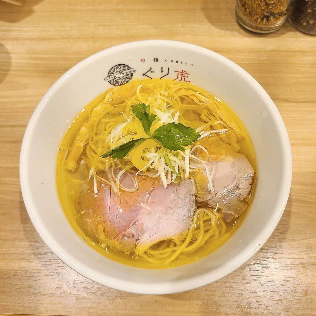 三澄さえのインスタグラム：「名古屋へ来ております。  通りすがりに見つけたお店へ。 『和麺ぐり虎』 食べたのは、鶏塩らーめん。  一口目スープ飲んで、おいしすぎてびっくり。 しょうがと柑橘系の風味が、ぐわぁっと。  チャーシューも、メンマも今までのトップ３に入るくらい美味でした。  #和麺ぐり虎 #ラーメン#名古屋」