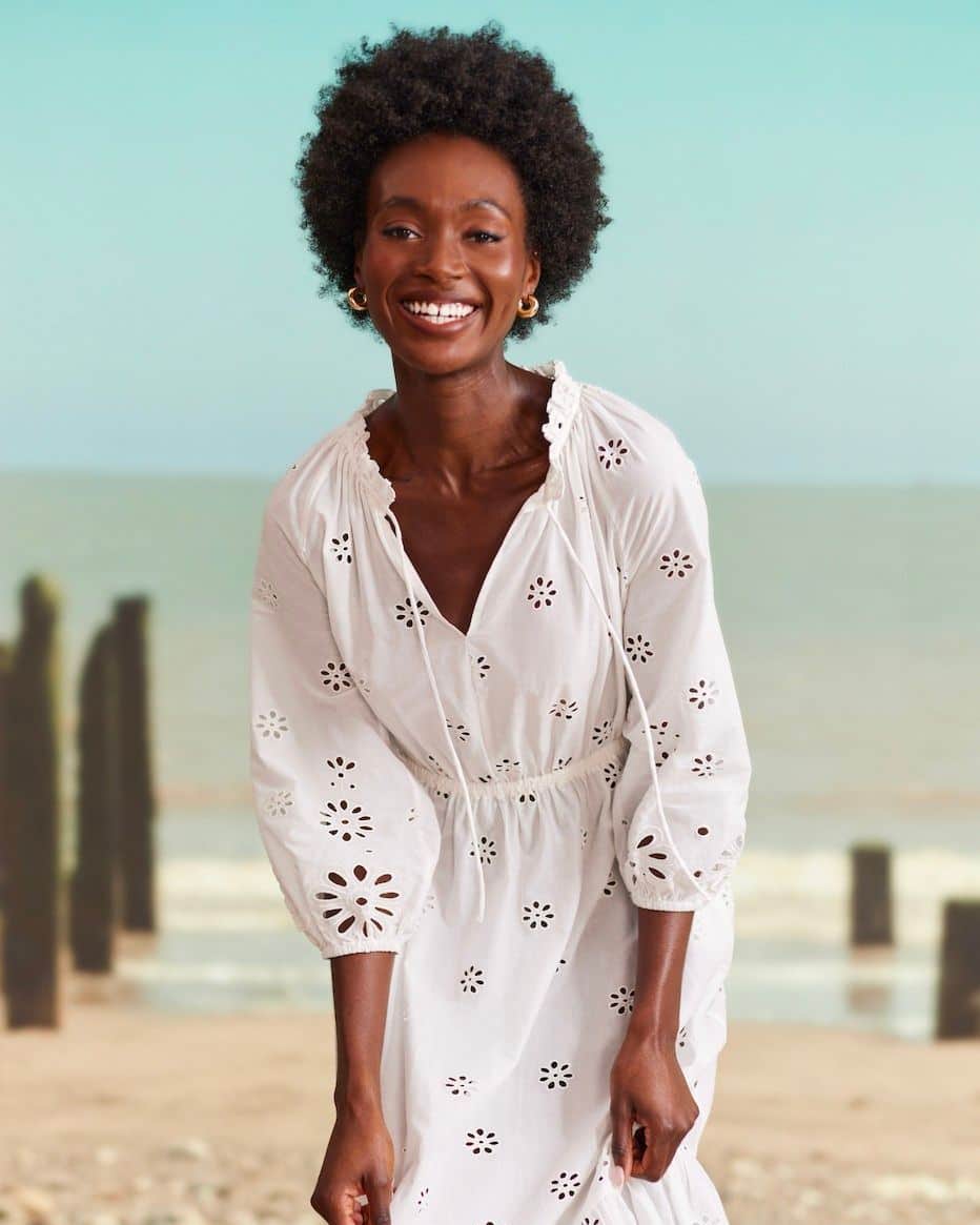イエーガーのインスタグラム：「Add to your wardrobe staples this free-flowing Pure Cotton Broderie Tie Neck Midi Dress for sunny days.  🔎V-Neck Maxi Relaxed Shift Dress Product code: T976368E  #JaegerForLiving」
