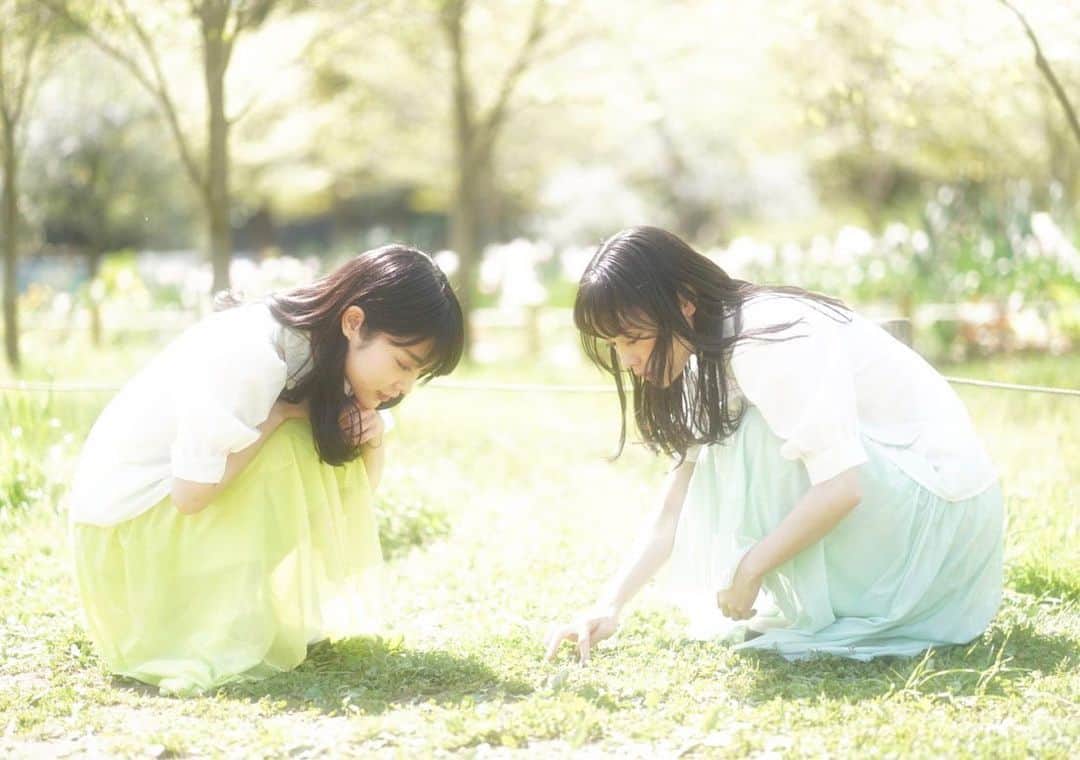 のインスタグラム：「. 四葉のクローバーを探しています🍀 . . #ポートレート#春ポートレート#ポートレート撮影#被写体#双子#双子モデル#portrait#photography#photographer#makeup#twins」