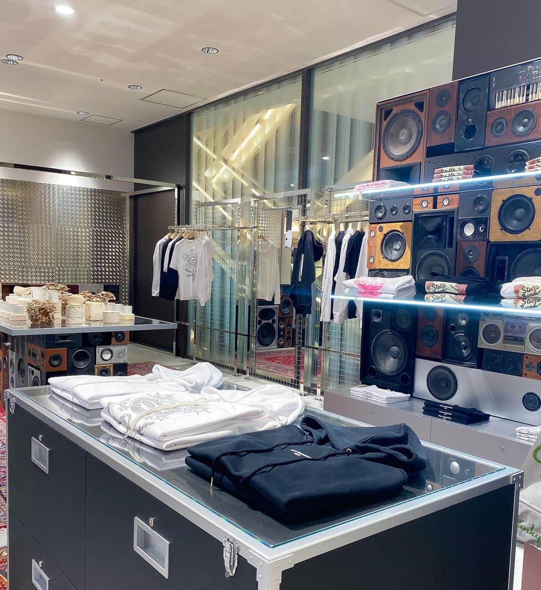 HANKYU.MODEさんのインスタグラム写真 - (HANKYU.MODEInstagram)「【NEW OPEN】 STELLA’S WORLD by Stella McCartney 4/12(wed) At 8F GREEN AGE  4/12(水)、自然と共生する、新しいライフスタイルを発信する『GREEN AGE』が8Fにオープン。  Stella McCartneyブランド初となるカフェ「STELLA'S WORLD by Stella McCartney(ステラズ ワールド バイ ステラ マッカートニー)」では、ステラが描かれた、ラテや、スムージが楽しめる他、サステナブル素材で作られたバッグや限定アイテムが登場。音楽を通し、サステナブルなファッションやフードをお楽しみください。  詳しくはこちら @hankyu_greenage  #StellaMcCartney #ステラマッカートニー #STELLASWORLD #ステラズワールド #hankyumode #hankyu #阪急うめだ本店 #阪急本店 #うめはん #ファッション  #トレンドファッション #カフェ #ラテアート #うめだカフェ #スムージー #サステナブ #キャンドル #バッグ #トレーナー #tシャツ #ミュージック #音楽」4月12日 7時00分 - hankyumode