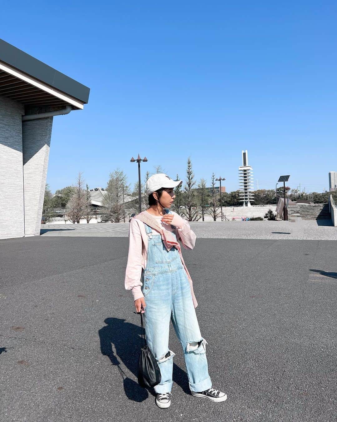 Hiiiiikoのインスタグラム：「♡ . . 薄ピンクのカットソー👚 春っぽくて可愛い色なんだよ🌷  お尻も隠れる長さになってるの🙌🏾✨ @bonjoursagan  . . #bonjoursagan #ママコーデ#ママファッション#コーデ#ファッション#シンプルコーデ#カジュアルコーデ#デニムコーデ#オーバーオール#コンバース#キャップコーデ#プチプラ#プチプラコーデ#春コーデ#30代コーデ#ママ#4人のママ#シャツ」