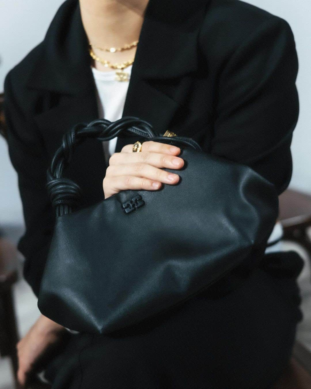 ガンニさんのインスタグラム写真 - (ガンニInstagram)「MEET THE GANNI BOU BAG  First seen on the FW23 runway, our new iconic bag celebrates luxury for a new era  We’re giving you 48 hour early access ahead of the official launch to secure yours  #GANNI」4月11日 20時29分 - ganni