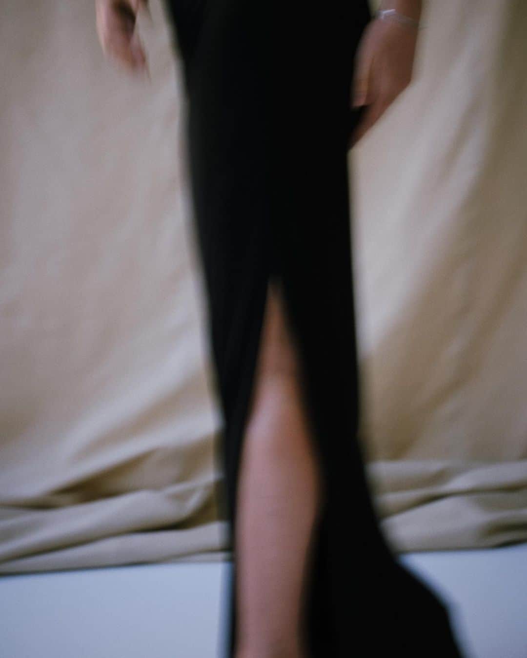 ウィムガゼットさんのインスタグラム写真 - (ウィムガゼットInstagram)「. 【WHIM GAZETTE × KYOKO HASEGAWA 4TH CAPSULE COLLECTION】.  柔らかい着心地と落ち感のある美しいシルエットが魅力なスカート。  Body suits(KYOKO HASEGAWA × Whim Gazette)¥27,500 Skirt(THE PAUSE)¥25,850  .  コレクションの幹となる女性像は スタート時から変わらず、あまり人に寄りかからず、自分で切り開き、 同時に、たおやかで、ユーモアと色気のあるひと。 毎シーズン、そこに共感してもらえたらと願いながら…。　  あくまでもイメージする女性が街を闊歩しているところを想像しながら 創り上げた7つのアイテム ぜひ、ご覧ください。  . #whimgazette#ウィムガゼット#kyokohasegawa#長谷川京子#4thcollection#2023springsummer #2023SS#collection #collaboration #palcloset #コラボ #コラボレーション #プレオーダー #スリット #スリットスカート #タイトスカート #ロングスカート #ボディスーツ #ブラック #ブラックコーデ #オールシーズン #美シルエット #華やか #エレガント #大人カジュアル #春コーデ #夏コーデ #春夏 #新作 #予約商品」4月11日 20時29分 - whimgazette_official