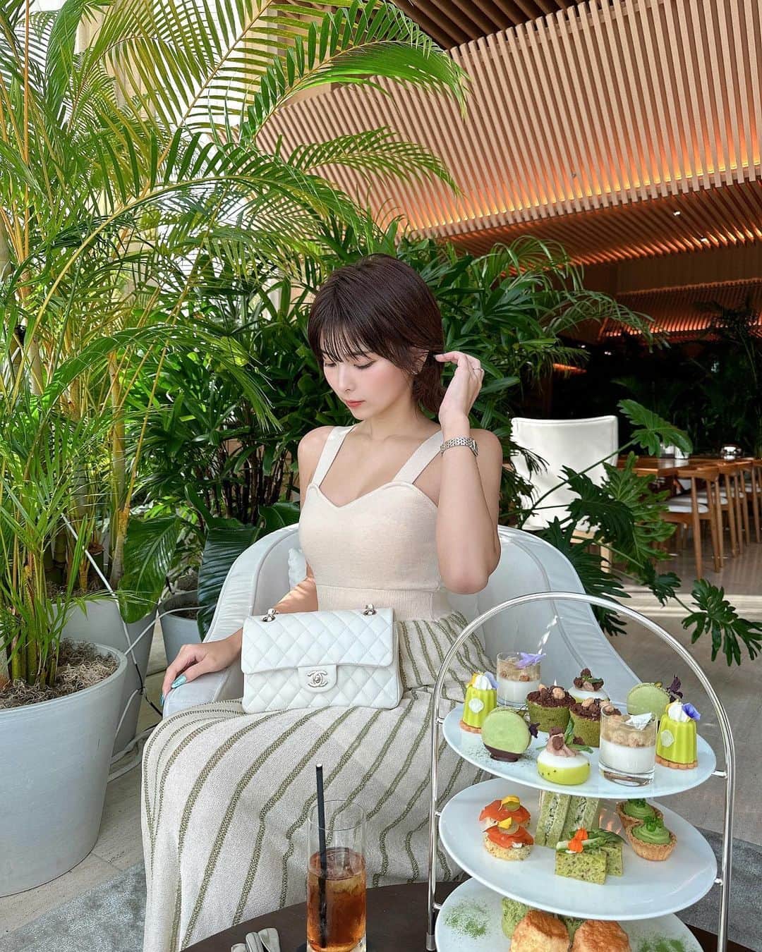 ききまるさんのインスタグラム写真 - (ききまるInstagram)「EDITION🌿 . . 久しぶりに @toranomonedition に🤍 . . アフタヌーンティーってのんびりできて本当に好き〜〜とりあえず茶が好き。 もちろん可愛い空間も好き。 . . 緑に癒されるぅ〜🌿  . ワンピは　@resexxy_official の今期のものだよ☘️ . . #edition #toranomon #toranomonedition  #虎ノ門　#虎ノ門ヒルズ #エディション　#エディション虎ノ門 #アフヌン　#editionアフタヌーンティー #アフヌン巡り #アフヌンコーデ #アフヌン女子 #アフヌン好きな人と繋がりたい  #ヌン活」4月11日 20時34分 - kikigram_97