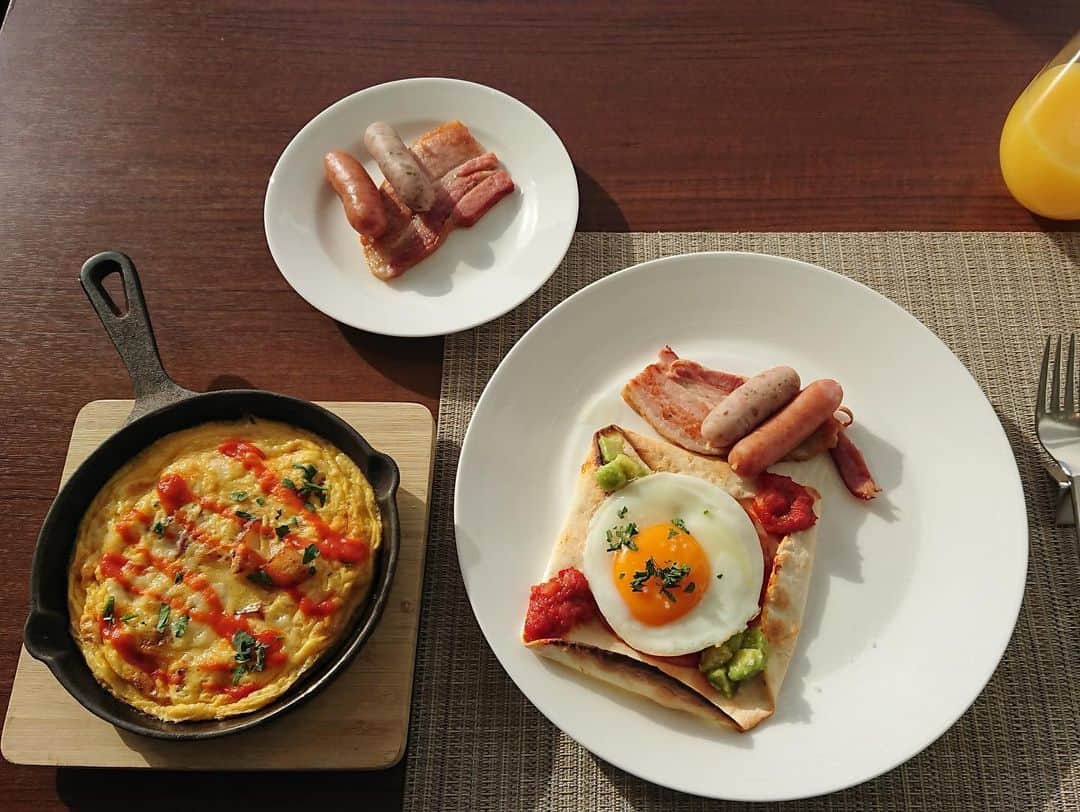のインスタグラム：「本日よりクラブラウンジの朝食の卵料理メニューがリニューアルいたしました！ ➀ジャーマンポテトと卵のオーブン焼き(2枚目) メークインポテトやローズマリーオイルを合わせふわふわの卵で閉じた一品料理でございます。🍳 ➁トルティーヤとアボカドのガレット風(3枚目) サルサソースを使用した少しスパイスが効いた一品料理でございます。🇲🇽  是非クラブラウンジで優雅なご朝食をご堪能くださいませ。  #横浜グランドインターコンチネンタルホテル #ヨコハマグランドインターコンチネンタルホテル #インターコンチネンタル横浜 #intercontinentalyokohamagrand #クラブラウンジ #ラグジュアリーホテル #ホテルライフ #横浜ホテル #みなとみらい #ホテル朝食 #クラブフロア #卵料理 #リニューアル」