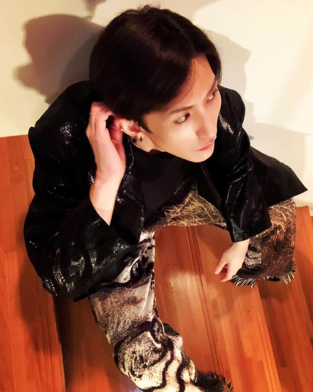 梅津瑞樹さんのインスタグラム写真 - (梅津瑞樹Instagram)「🐍🐯  舞台「ちょっと今から仕事やめてくる」稽古は順調に進んでおり、早くも連日通したりしています。 問題のウメツが喋る関西弁ですが、ここ連日、様々な関西方面出身の友人達の門を叩きその助力を乞うて判明したのが、ひと口に関西弁と言っても様々で、出身地によって微妙にイントネーションが違ったりもする。なので最早正確なところが判然としないということでした。もしかすれば仕上がった関西弁が様々な地方の関西弁が混じったキメラみたいになっているかもしれない。このコーディネートのように。 また規則性があるようでなかったりもするのが腹立たしいことこの上ないのですが、抑揚を制限されることで、自分の知っている芝居のテクニックの死角を覗き見れるような気がして何だか楽しかったりします。知らんけど。 まだあと一週間も稽古出来る。」4月11日 20時36分 - umetsumizuki