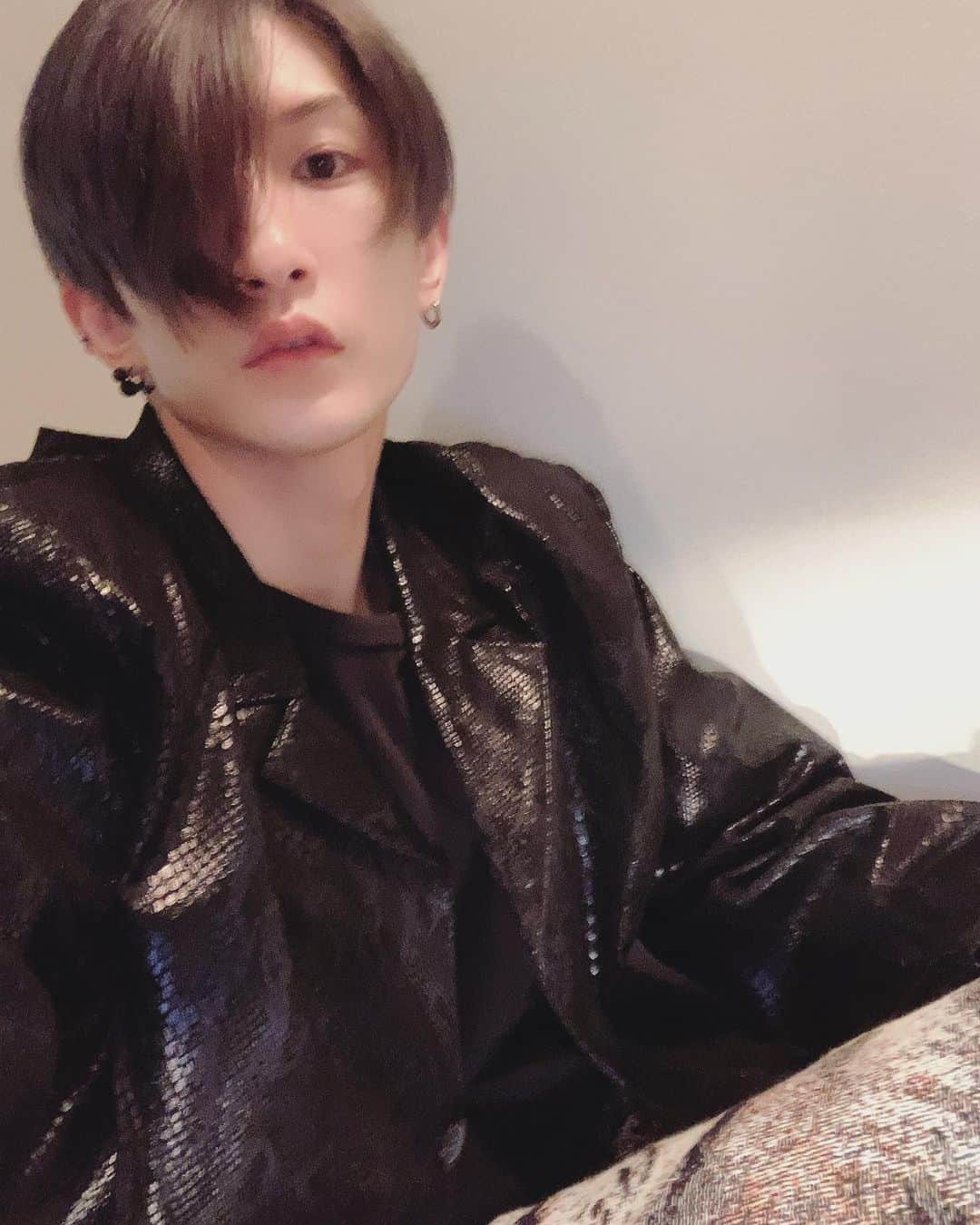 梅津瑞樹さんのインスタグラム写真 - (梅津瑞樹Instagram)「🐍🐯  舞台「ちょっと今から仕事やめてくる」稽古は順調に進んでおり、早くも連日通したりしています。 問題のウメツが喋る関西弁ですが、ここ連日、様々な関西方面出身の友人達の門を叩きその助力を乞うて判明したのが、ひと口に関西弁と言っても様々で、出身地によって微妙にイントネーションが違ったりもする。なので最早正確なところが判然としないということでした。もしかすれば仕上がった関西弁が様々な地方の関西弁が混じったキメラみたいになっているかもしれない。このコーディネートのように。 また規則性があるようでなかったりもするのが腹立たしいことこの上ないのですが、抑揚を制限されることで、自分の知っている芝居のテクニックの死角を覗き見れるような気がして何だか楽しかったりします。知らんけど。 まだあと一週間も稽古出来る。」4月11日 20時36分 - umetsumizuki