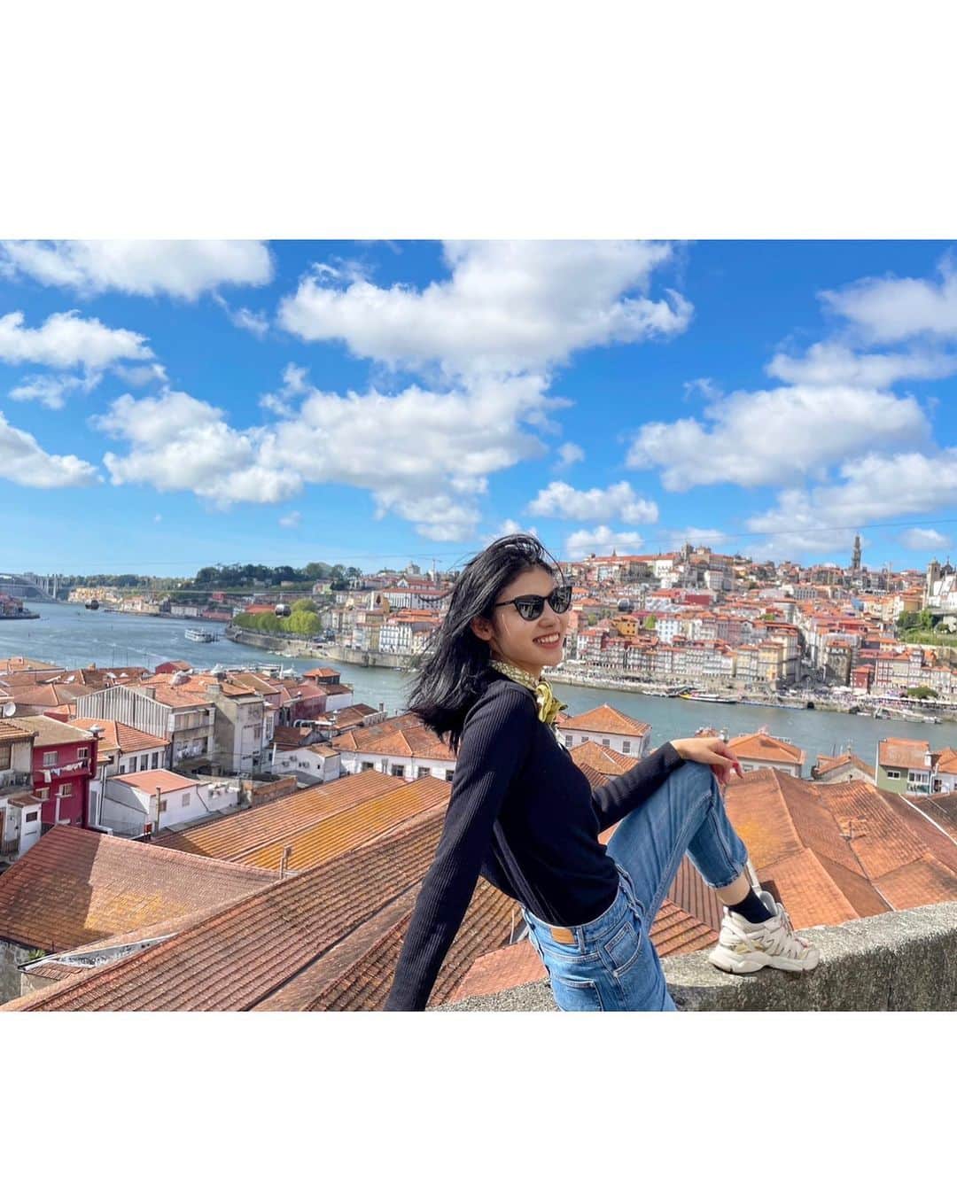 i_am_happpyさんのインスタグラム写真 - (i_am_happpyInstagram)「.  Portugal was fun🇵🇹 Traveled to Lisbon and Porto.  リスボンとポルトにお出かけ♪ カラフルで太陽が似合う国🌞 シーフードも美味しかった〜🦞 ハリーポッターの図書館と魔女の宅急便の 舞台になったスポットにもいったよ〜！  これパリフルマラソン走った次の日！ 坂道だらけのポルトガルは足折れそうだった🙃  泊まったお気に入りのエアビー ストーリーに載せるね🧡🪄  #portugal#porto#lisbon#europa #europatrip#overseastrip#overseas #ポルトガル#リスボン#ポルト#ヨーロッパ」4月11日 20時37分 - i_am_happpy