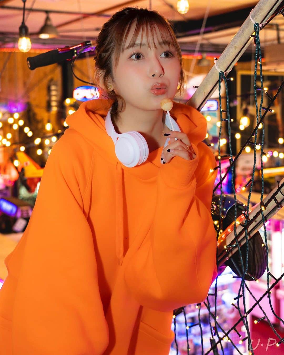 後藤佑紀のインスタグラム：「大慶園最高だったなあ🎪🎠  これはダーツエリアの階段🍭 玉ボケきれいすぎる🥹✨   #大慶園 #遊園地 #ビリヤード #ダーツ #ポートレート #撮影会 #作品撮り #モデル #レースクイーン #spiralgirl」