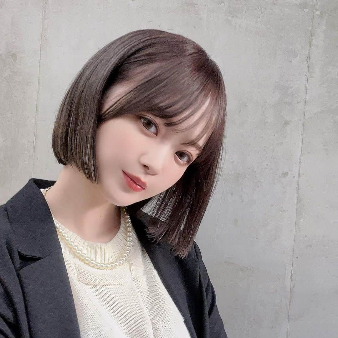 優希クロエのインスタグラム：「髪を切ってカラーしてもらいました✌🏻️ 安定の😌 @ryo_saltwater  久々に落ち着いたカラーしてもらいました〜  #ボブ　#ヘアカラー #モデル　#ootd」