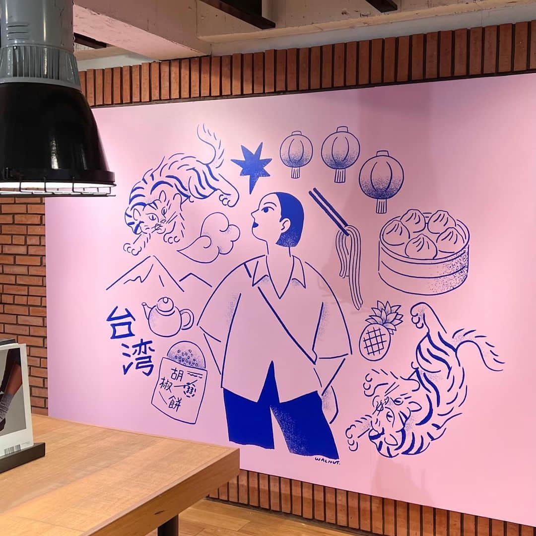 のインスタグラム：「台湾での１つ目のイベント無事終了しました🇹🇼 思ってた以上に皆さん喜んでくださって、早くも台湾でこういったイベントができてよかったなあと感じています。 そしてロンTやシャツなど、アパレルあっという間にSOLD OUTでした😭🙏🏻 足を運んで下さった皆さまに感謝です。  イラストって国によって人気のあるモチーフやテーマ、配色など結構変わってくるのですが、今回台湾ではどういったものが受け入れられやすいのか、はっきりと見えてきてとても面白かったです。  今週末から始まる個展でも今回の学びを活かしていきたい✌🏻 というわけで14日から台北のギャラリーで台湾初個展スタートです！  活動順利結束了🇹🇼🤍 有好多人過来和我見面！  好少有機会来台湾辨活動、能和大家見面非常開心🥺🙏🏻❤️ 藝術牆的作品展示到4月30日！期待大家来拍照。  Next Event🔥  我即將在台灣舉辦第一次的個展！  除了展出為本次展覽繪製的11幅插畫海報外， 還將會有商品及海報做販售。  非常開心可以親自來台灣辦這次的展覽，很期待見到大家🤍  WALNUT Solo Exhibition in Taiwan  " SUN "  2023年4月14日（週五）至16日（週日）  展覽開放時間  14日 15:00-20:00 15日 13:00-20:00 16日 11:00-17:00  Info: 鬧空間 NOW space 地址：台北市中正區延平南路 58 號3F  商品和其他物品的付款將僅接受現金或信用卡。 很期待與大家見面！  #taiwan #taipei」