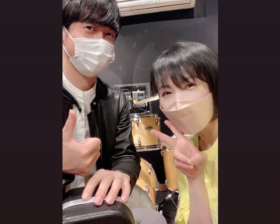 のインスタグラム：「. 昨日のリハにて✨ ギタリストの藤屋さんと👍✌️☺️ とっても楽しいリハでした！  実はお会いするのは2度目🤭 昨年12月 あさがやドラムさんで開催したアニソンアコースティックナイトで演奏してくださって以来♪ お話しにも花が咲きました🌸笑  この機会に感謝です😌  個人的に課題もあるので復習中♪ 会場にお越しのみなさんへのプレゼントやオリジナルカクテルメニューや諸々も楽しく準備中♪ 未来のこともワクワク準備中！  カバーライブ16日までもうすぐ💞 みなさんに会えるのが楽しみです‼︎ アニソンで有名なあの曲やあの曲も歌わせていただきます。  配信チケット発売中です♪ https://twitcasting.tv/misatoaki/shopcart/228948  『AKI MISATO Acoustic Cover Live 2023  Vol.1 〜好きを大切に〜』 🗓4月16日(日) 📍あさがやドラム 🎶 Vo.美郷あき / Gt.藤屋 🕕開演 12:30 🎟配信チケット2000円  ★新しいオリジナルグッズ Aki Ｍisato ロゴ入りTシャツを着ながらリハしました♪ 素材は厚すぎず薄すぎず肌触り良くとても着やすく最高✌️ このサイズはXLで151cmほどの私が着るとミニワンピ笑 SHOPはこちらです👀 https://akimisato.booth.pm/  もっともっとみんなと一緒に笑顔になりたい☺️」