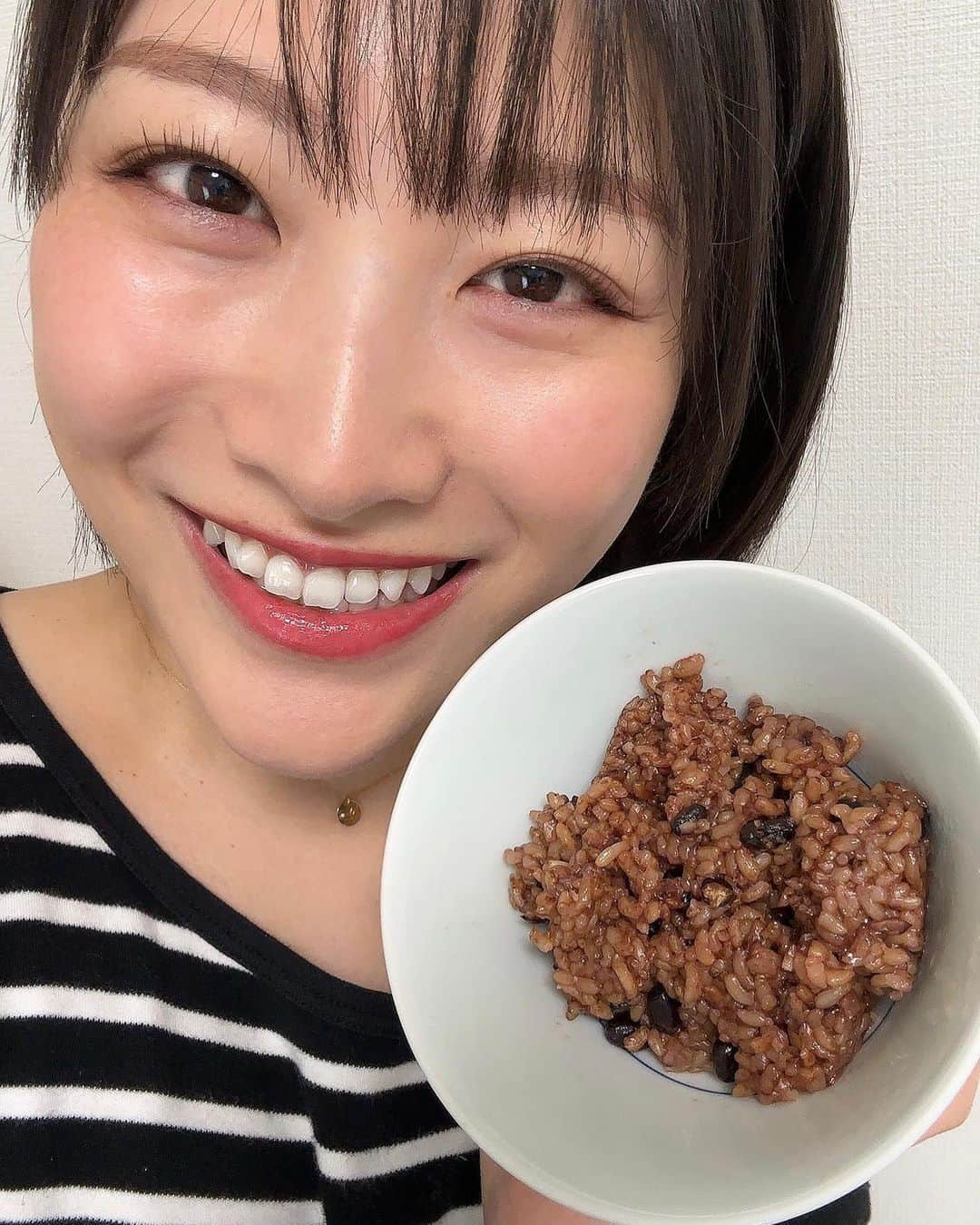 春原未来さんのインスタグラム写真 - (春原未来Instagram)「今朝の朝ごはん！  もともと寝かせ玄米が大好きで,自分で炊飯器で作ってたんだけど時間がかかるから🤣チンするだけのもの買ってみた✌🏻‎🤍  90秒レンジでチンするだけで食べられる！ 寝かせ玄米のおすすめポイントは,モチモチしてて美味しい✨️  白米よりも栄養価が高い✨️ (血圧下げたり,腸内環境を良くする。ビタミンB1は疲労対策に繋がる)  GABAには抗ストレス効果や安眠効果があるからストレスまみれの現代人におすすめでしかない！！！  朝は時間かけずサクッと作って食べたいから,魚をグリルに入れて⇒お湯を沸かして⇒寝かせ玄米をレンジに入れて⇒納豆とキムチを混ぜて⇒出汁顆粒,乾燥わかめ入れて味噌溶いて⇒みたいな簡単なものを10分以内に完成させてる🤣  時短できて栄養価高いって最高だから,皆さんも是非！！ちなみにこの量で125gね！  Enzyme brown rice is much more nutritious than white rice.  It's even more delicious, so I eat it every day.  PR @kouso.genmai.kasugaya #春日屋 #3日寝かせ発芽酵素玄米 #寝かせ玄米 #発芽酵素玄米 #酵素玄米 #玄米ご飯 #玄米ダイエット #レンジでチン #一日一膳 #enzymebrownrice #和定食 #栄養価高い #ストレス社会 #gaba #簡単ご飯 #春原未来」4月11日 20時43分 - sunohara_miki