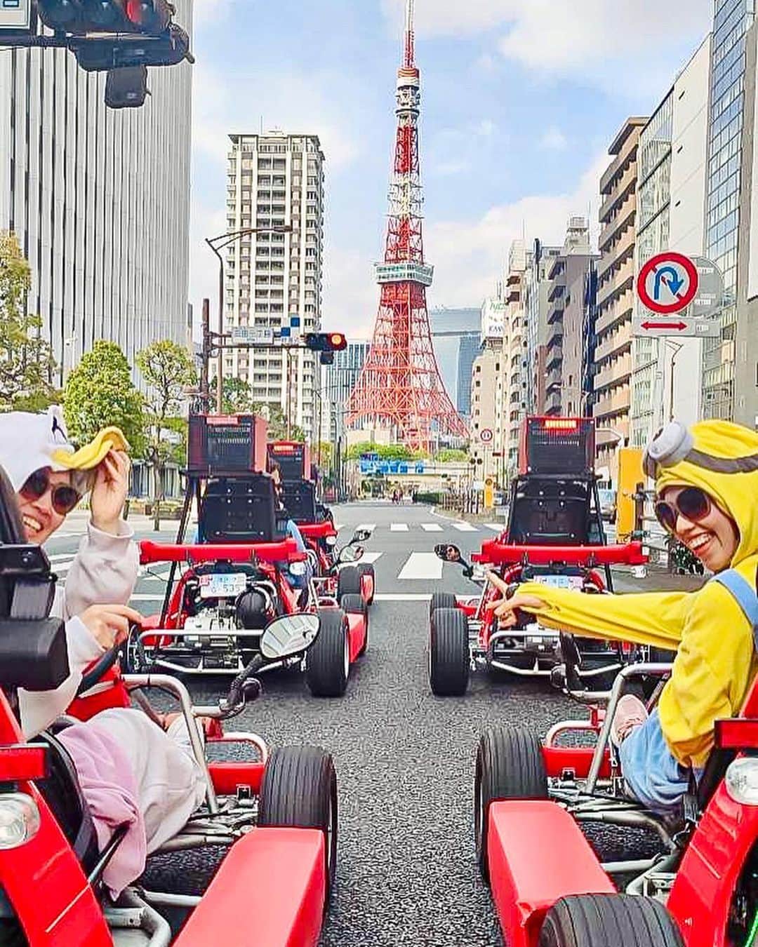 AMIさんのインスタグラム写真 - (AMIInstagram)「❁.*･ﾟ  ゴーカートではなく本物の道路で運転したよ🚗³₃  東京の街をマリオゲームの感覚で走れるのは最高に楽しかった⛑ もはや大人のマリオカート(笑)  これは70キロくらいスピード出せるよ！ レインボーブリッジを眺めながら走った時が一番快適だった♡♡♡  ⚠️これに乗るには条件があります 運転免許証が必要‼️ 国際免許も可能🙆🏻‍♀️︎ 携帯の使用禁止、写真は先頭に走るスタッフと最後尾のスタッフが信号の時に撮ってくれる📸 安全運転 対応するスタッフはほぼ英語  ちなみに @streetkarttour のインスタを確認すると店舗が何店かあってコースも違います  私は東京べい店を予約したので東京タワー➡️レインボーブリッジ➡️お台場周辺のコース約1時間45分だった！  ) キャラクターのコスがまた面白かった(笑) はミニオンにしたよ💛  まあやちゃんと一緒に行けて良かった‼️ 2人して楽しめたね!(´▽｀) 今までにない体験だったから良い思い出(≧∇≦)  📍#streetkarttour  東京べい店 @streetkarttour  💰15000円〜17000円 (コースと店舗によって違う)  *☼*―――――*☼*―――――*☼*―――――*☼*――― #ストリートカート #マリオカート #東京ドライブ #ドライブ #ストリートカー #海外スタイル #タビジョ #女子旅 #旅したくなるフォト #楽しいスポット #おすすめスポット #アウトドア #東京タワー #インスタ映えスポット #マリオカートツアー #genic_mag #genic_travel #streetkarttokyobaybbq #tokyodrift #tokyojapan #tabijyo #l4likes #mariokarttour」4月11日 20時44分 - amineko18