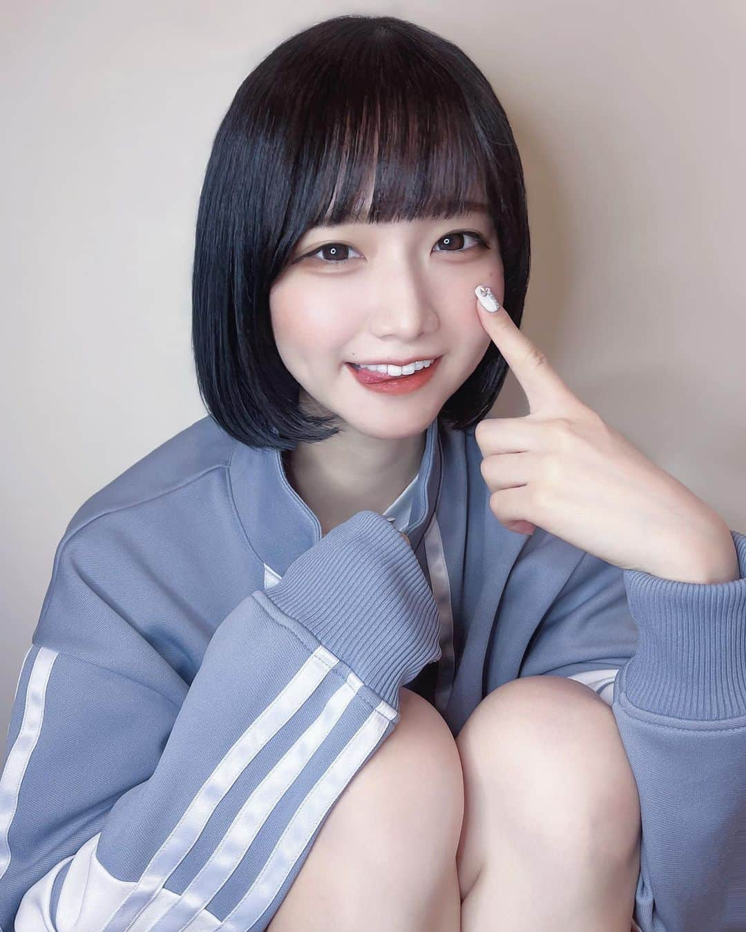 牧乃めいのインスタグラム：「わたしと別れたならもう次なんていないから  #粉我 #japaneseidol #idol #被写体 #被写体モデル  #被写体になります #ファインダー越しの私の世界 #撮影会 #アイドル  #自撮り界隈 #selfie #lfl #サブカル #likeforlike #いいね返しは絶対 #いいね返し #インナーカラー #model #地下アイドル #水色担当 #ootd #おしゃれさんと繋がりたい #ゴテゴテネイル  #ボブ #ミニボブ #좋아요 #맞팔 #ストリートファッション #killremote」