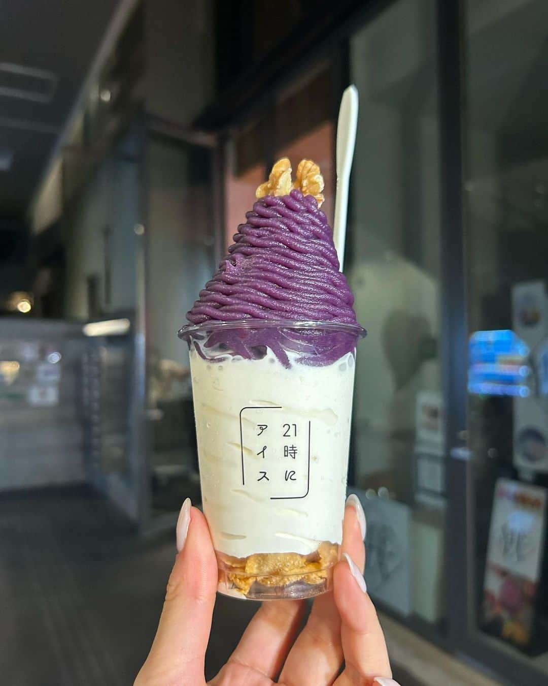 美舞さんのインスタグラム写真 - (美舞Instagram)「. . うん！21時にアイス食べたい🍨🙋‍♀️ 24時まで空いてる本格アイス屋さんは助かるぅ。推 . #紫芋モンブラン #そりゃおいしい　#夜カフェ #アイス #福岡グルメ #福岡カフェ #福岡スイーツ」4月11日 20時46分 - mibuki__.39