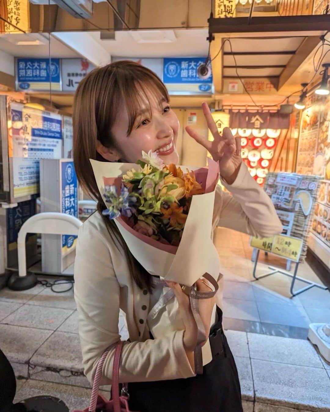 佐藤優津季のインスタグラム：「． 色々な場所で出版おめでとう！とお祝いして貰えて嬉しい毎日🐟幸せだーよー😭✨ 皆さんからの感想をDMで読むのが凄く楽しみで、拘った箇所にも気付いて頂けて本当に嬉しいです。妥協せず作って本当に良かった！と感想をいただく度に思います。 本当にありがとうございます🥲💕  そして【今週の4/15（土）】は、「ユヅキフクズキ」のお渡し会イベントです📚 沢山のご応募本当にありがとうございます。 せっかくの機会、少しでも多くの方にお会いしたい！と思いお願いして枠を広げていただきました🥹✨ 【4/13（木）23:59まで】応募可能ですので、ご都合が合えば是非☺️（応募リンクはストーリーとハイライトから🤭✨） 沢山の方にお会い出来れば嬉しいです👭💗  イベントでは誌面でも着用している私物抽選会もあります😍✨ 写真③：vintage patagonia (フリース） 写真④：80’s vintage Levi’s （デニム） 写真⑤⑥：70-80’s vintage knit cardigan （ニットカーデ） 写真⑦：70’s Champion (フットボールT） 写真⑧：Vintage US Utility Shirts（ミリタリーシャツ） 当日、くじを引いていただきその場で発表システムです😂🫶🏻  皆さんと楽しい時間を過ごせたら嬉しいです☺️✨  #ユヅキフクズキ」