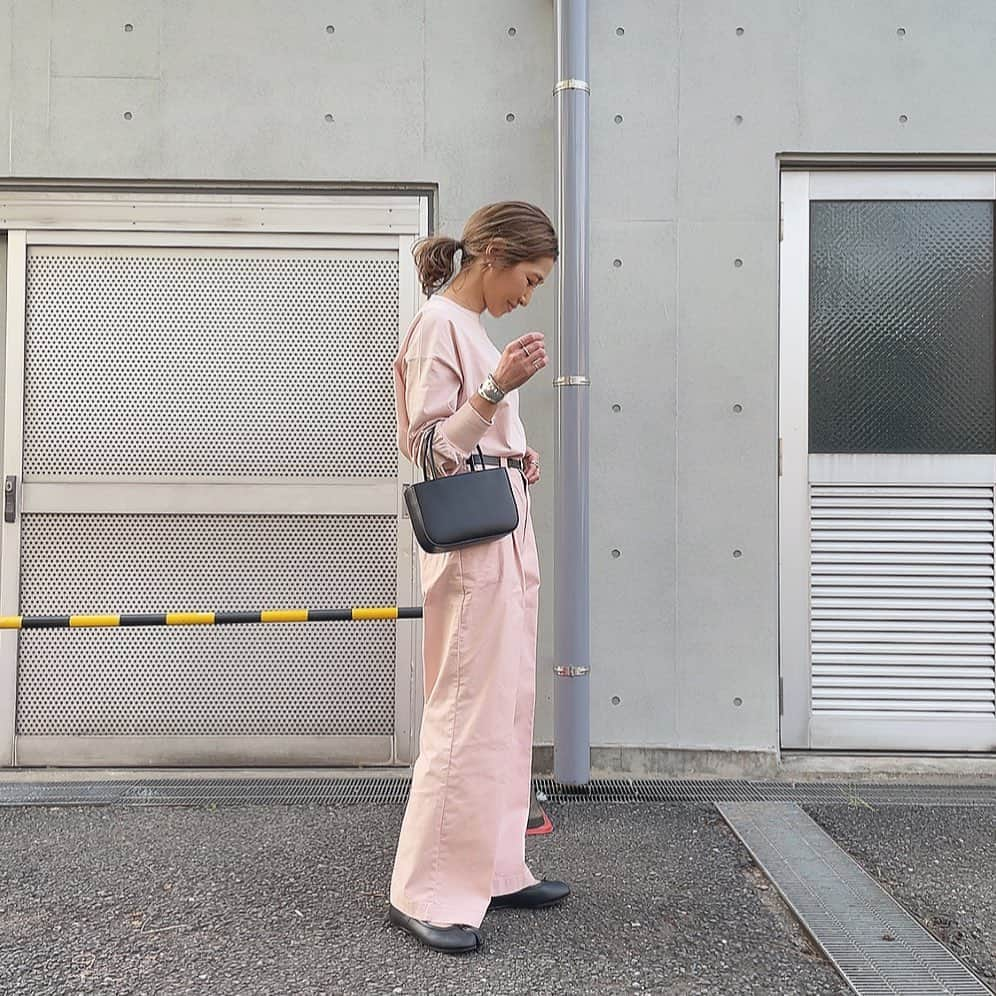 #kayoのインスタグラム：「.  つなぎに見えるつなぎ風🌸 　  ロンT  #bonjoursagan  パンツ　#journalstandard  バッグ　#chiiiibag  くつ　　#maisonmargiela」