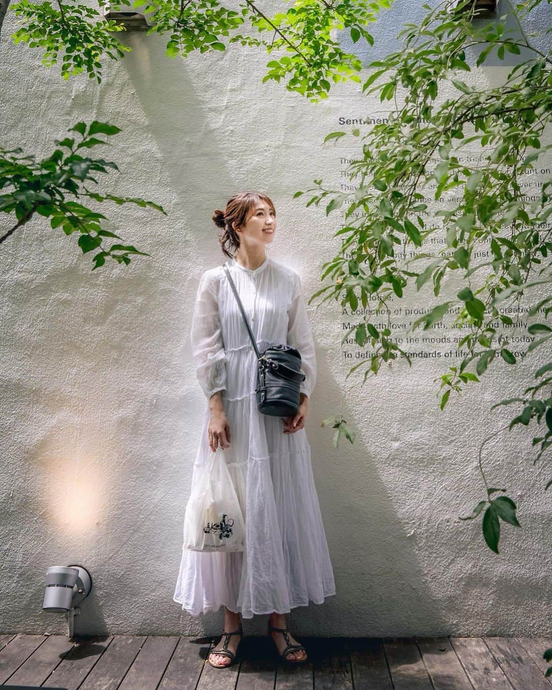 のインスタグラム：「・ 🌿🌱🍃🍀 気持ち良い〜季節になってきた☺️ ランチしてぱん買って帰った日♡ 家まで我慢できずパクり🤤 デニッシュパン美味しかった〜🍑  ワンピースはヌキテパ @pasand_by_nequittezpas  今年も大活躍してくれそう♡  #新緑#lunch #breadworks #パン屋さん  #ワンピース#ヌキテパ」