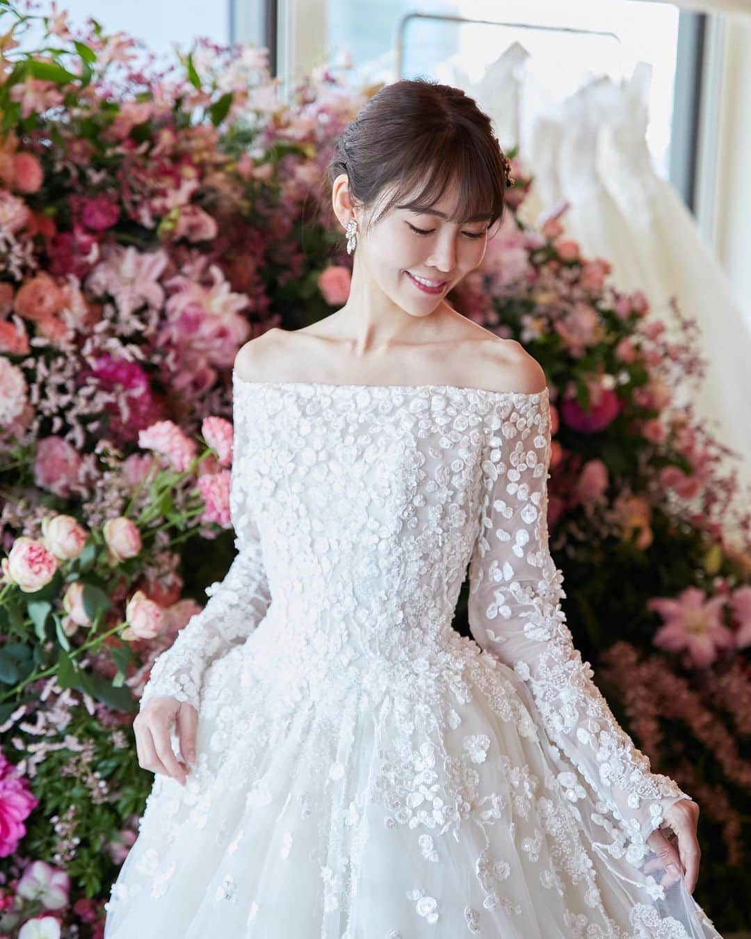 清水愛美さんのインスタグラム写真 - (清水愛美Instagram)「花の刺繍が可愛すぎる💐💕  撮影データをいただいたので 再投稿🫶💓  鎖骨を綺麗に見せてくれる 綺麗めなドレス🤍 袖有りのドレスがお気に入りなんです！  私が着ているドレスの取り扱いは日本では Authentiqueだけなのです🤍🕊  世界の王室からも愛される最高峰のブランド🤍 是非これを機にチェックしてみてください💕  ドレス好きな私は終始うっとりでした！ ペニンシュラ東京のスイートルームで🥰 お花に囲まれて幸せでした〜💕  @authentique_weddingdress  @thepeninsulatokyo   #エリーサーブ #王室から愛され続けるウェディングドレス #オーセンティック銀座 #ーセンティック横浜 #ウェディングドレス #ペニンシュラ東京  #ラグジュアリー  #ホテル  #ウェディング  #ホテルウェディング」4月11日 20時52分 - manami_s0902