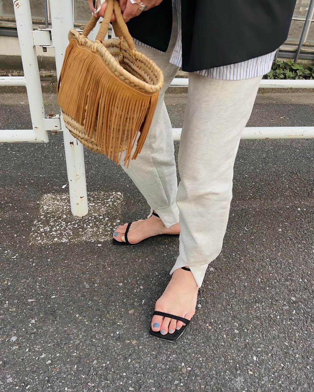 川島幸恵さんのインスタグラム写真 - (川島幸恵Instagram)「🌞🌞🌞 ⁡ 本格的にサンダル日和ですね〜🎶 嬉しい！ ⁡ スクエアトゥストラップサンダルは本当に履きやすくて、どこまででも歩けるし走れる🏃‍♀️ (親指、絆創膏貼ってますが違うサンダルで靴擦れした痕跡😅) ⁡ 間違いなく、夏まで一番履くサンダルです♡ ⁡ ⁡ #SHENERY_official ⁡#sandals #jacket #pants #SHENERY #shirt #bag  #stripe #fringe #fashion #styling #サンダル #サンダルコーデ  #ジャケットコーデ #紺ブレ  #スウェットパンツ  #ハイトーンカラー #ハイトーンボブ #ハイトーンヘア #ボブヘア #ミニボブ」4月11日 20時53分 - sachie118