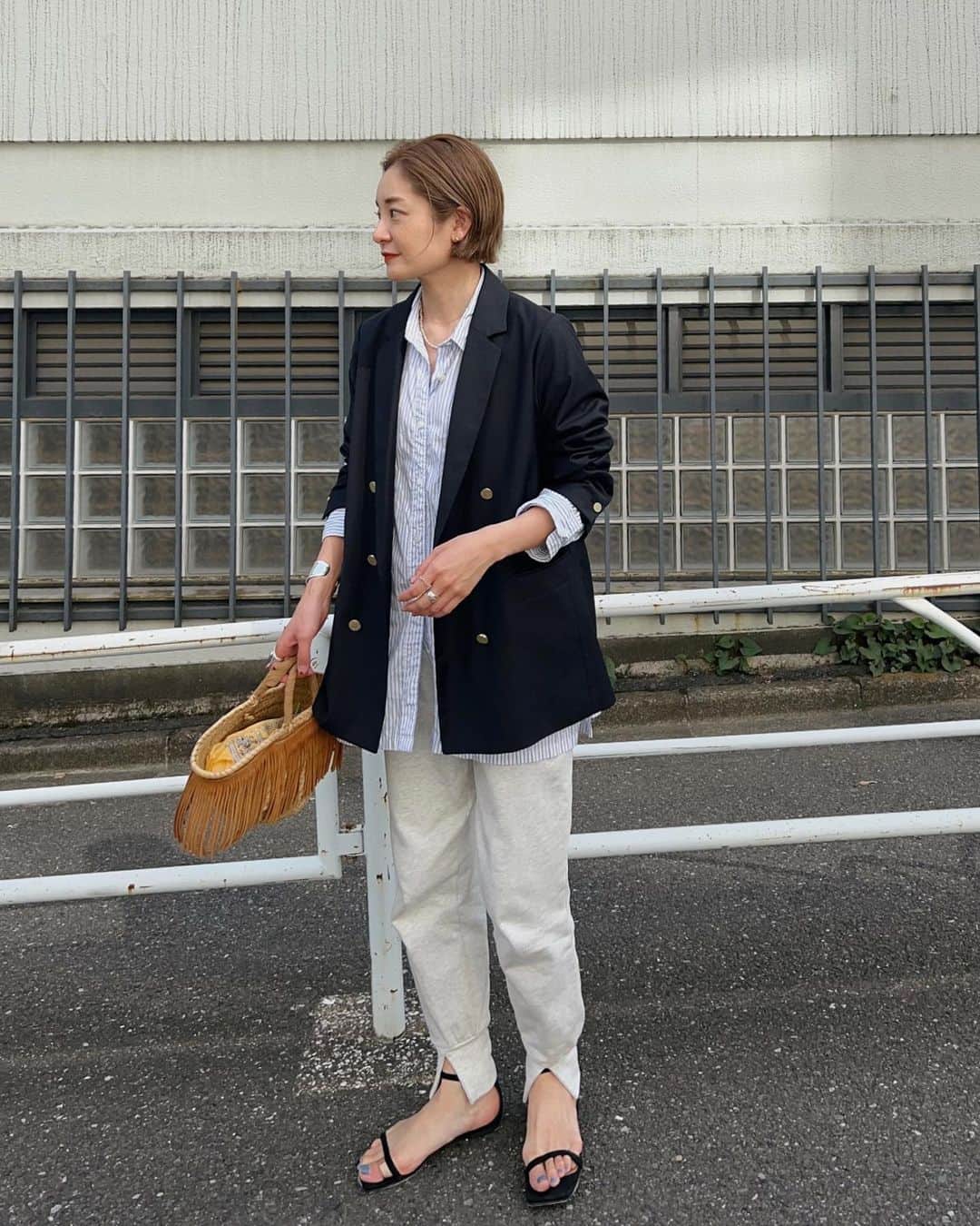 川島幸恵さんのインスタグラム写真 - (川島幸恵Instagram)「🌞🌞🌞 ⁡ 本格的にサンダル日和ですね〜🎶 嬉しい！ ⁡ スクエアトゥストラップサンダルは本当に履きやすくて、どこまででも歩けるし走れる🏃‍♀️ (親指、絆創膏貼ってますが違うサンダルで靴擦れした痕跡😅) ⁡ 間違いなく、夏まで一番履くサンダルです♡ ⁡ ⁡ #SHENERY_official ⁡#sandals #jacket #pants #SHENERY #shirt #bag  #stripe #fringe #fashion #styling #サンダル #サンダルコーデ  #ジャケットコーデ #紺ブレ  #スウェットパンツ  #ハイトーンカラー #ハイトーンボブ #ハイトーンヘア #ボブヘア #ミニボブ」4月11日 20時53分 - sachie118