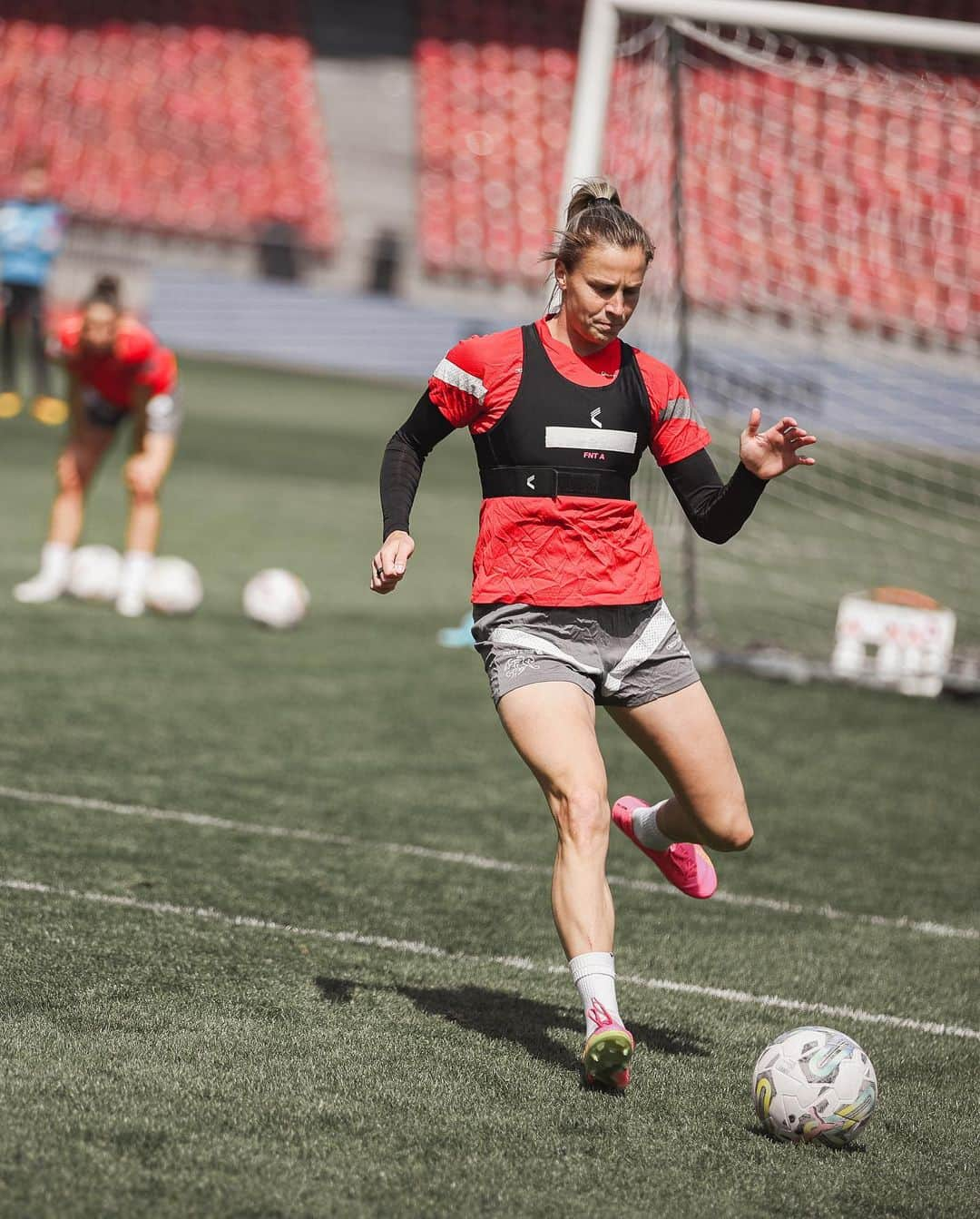 Ana Maria Crnogorcevicさんのインスタグラム写真 - (Ana Maria CrnogorcevicInstagram)「Game day 🇨🇭vs 🇮🇸 💪 LFG  also some pictures from the last couple days here at camp!  #easter #painting #coaching #licence #training」4月11日 20時55分 - ana_crnogorcevic