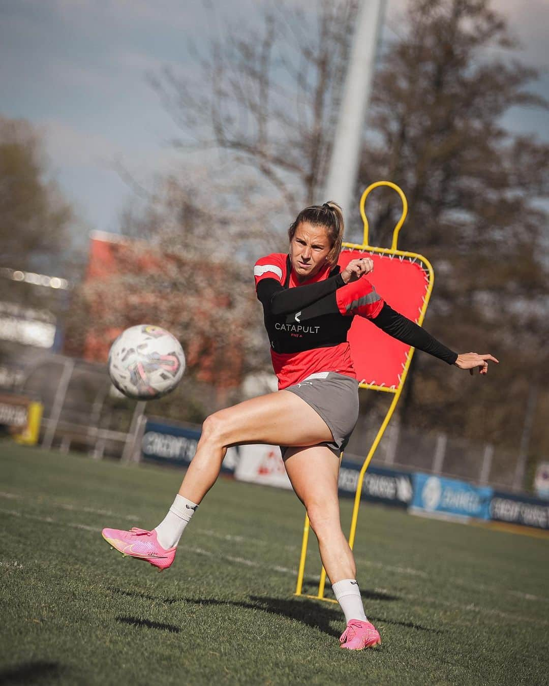 Ana Maria Crnogorcevicさんのインスタグラム写真 - (Ana Maria CrnogorcevicInstagram)「Game day 🇨🇭vs 🇮🇸 💪 LFG  also some pictures from the last couple days here at camp!  #easter #painting #coaching #licence #training」4月11日 20時55分 - ana_crnogorcevic