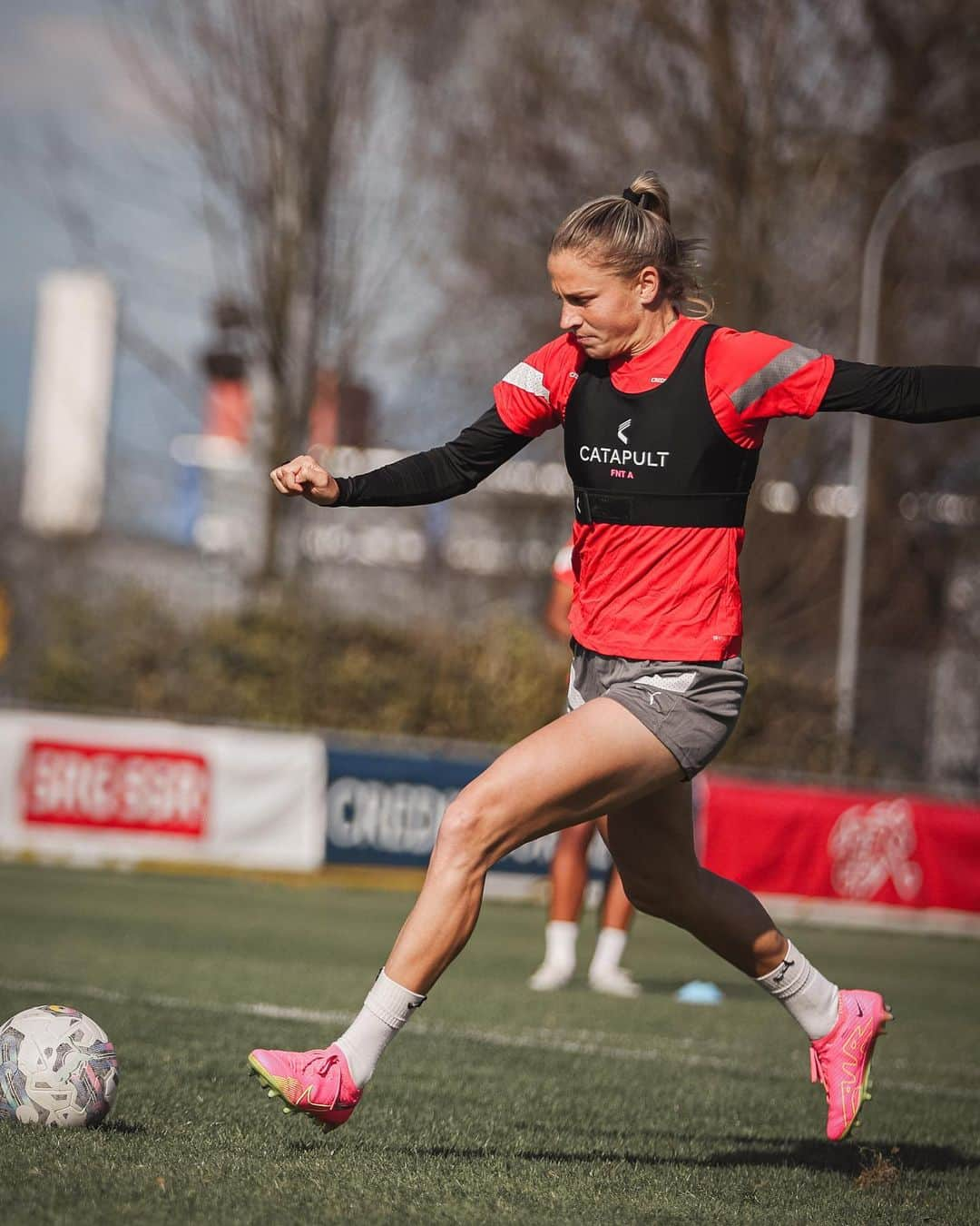 Ana Maria Crnogorcevicさんのインスタグラム写真 - (Ana Maria CrnogorcevicInstagram)「Game day 🇨🇭vs 🇮🇸 💪 LFG  also some pictures from the last couple days here at camp!  #easter #painting #coaching #licence #training」4月11日 20時55分 - ana_crnogorcevic