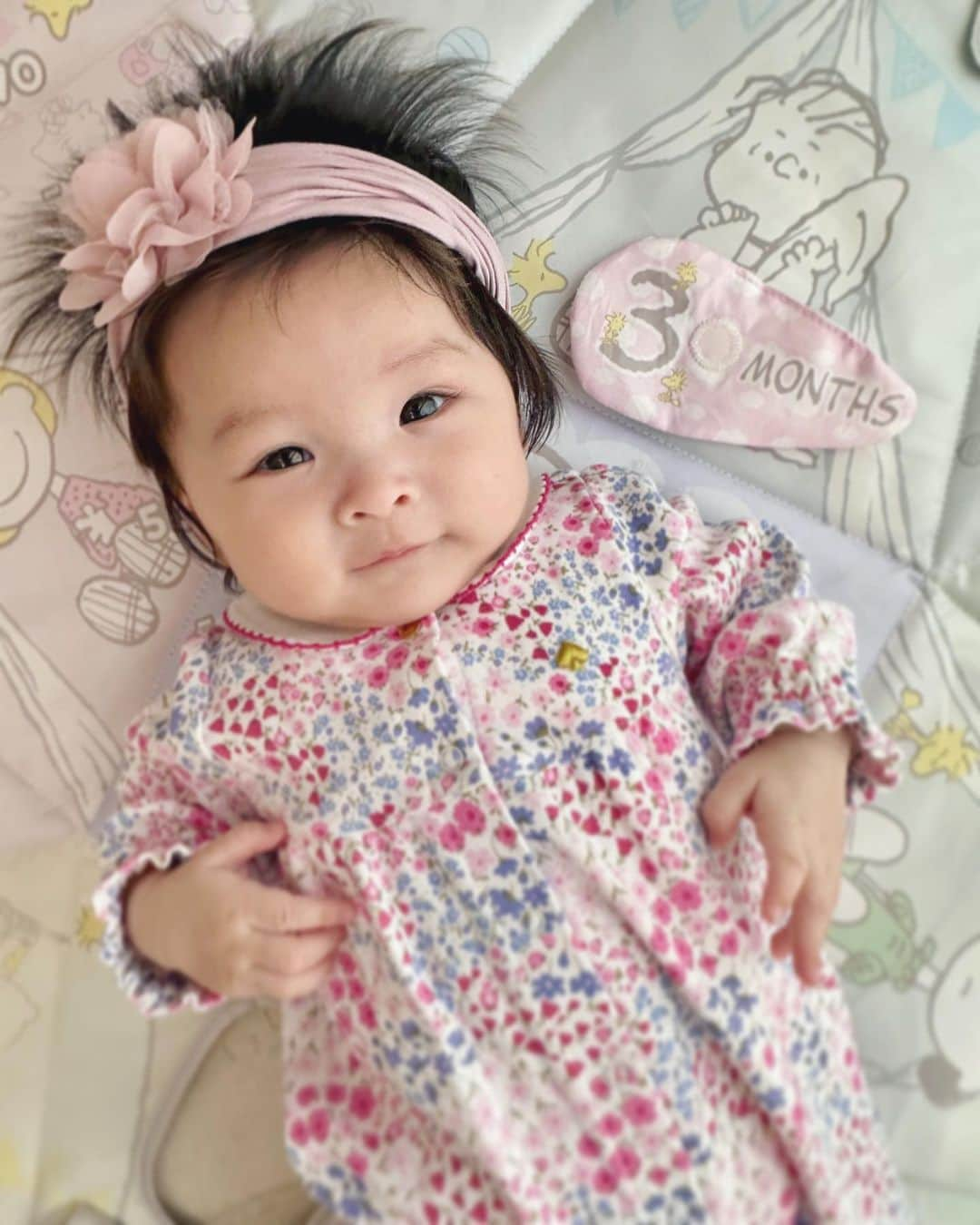 横町ももこさんのインスタグラム写真 - (横町ももこInstagram)「💖  3ヶ月👶🌸  首もほとんど座ってきて、見える景色が広がってきたみたい🥰  育児のことで疲れや不安は尽きないけど とにかく娘への愛が止まらない💗💗💗  #👶🌸 #3ヶ月ベビー #マンスリーフォト  #月齢フォト #マンスリーバースデー #月齢バースデー #女の子ベビー #令和5年 #子育て #子育てママ #育児 #新米ママ #ベビスタグラム  #ブロガー #インフルエンサー #横町ももこ」4月11日 20時56分 - momochadayo