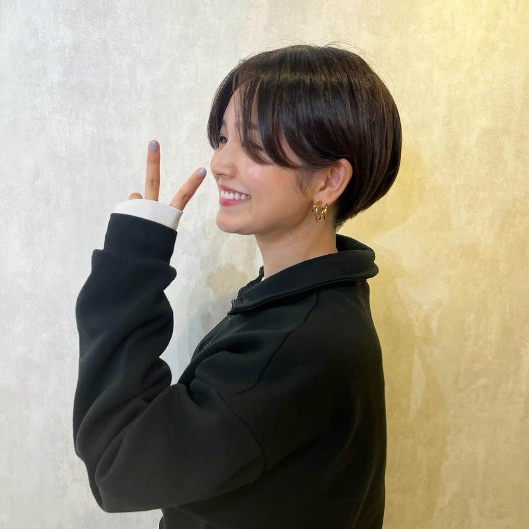 富久美玲のインスタグラム：「_ . 刈り上げメンテナンス✂️ すぐ伸びるから維持するのが大変😮‍💨😮‍💨 . #ショートヘア#ハンサムショート#刈り上げ#hair#헤어스타일#짧은머리」