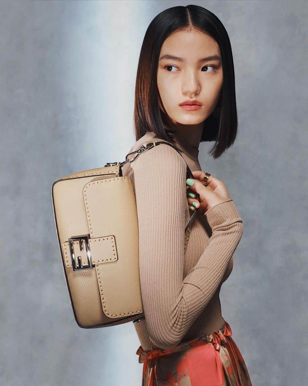 Fendiさんのインスタグラム写真 - (FendiInstagram)「Craftsmanship and creativity—intrinsic elements of Fendi DNA since 1925, are woven into new iterations of the #FendiBaguette with Selleria stitching and the #FendiPeekaboo Interlace in #FendiSS23.  Artistic Director of Couture and Womenswear: @mrkimjones  Artistic Director of Accessories and Menswear: @silviaventurinifendi  Artistic Director of Jewelry: @delfinadelettrez   Photography: @hannamoon69  Styling: @elliegracecumming  Hair: @shioritakahashi Makeup: @hiromi_ueda  Casting: @shelleydurkancasting Set Design: @dannyhyland  Model: Huijia Chen」4月11日 20時59分 - fendi
