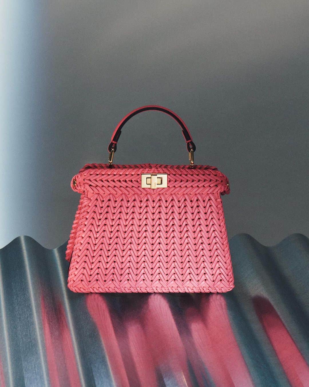 のインスタグラム：「Craftsmanship and creativity—intrinsic elements of Fendi DNA since 1925, are woven into new iterations of the #FendiBaguette with Selleria stitching and the #FendiPeekaboo Interlace in #FendiSS23.  Artistic Director of Couture and Womenswear: @mrkimjones  Artistic Director of Accessories and Menswear: @silviaventurinifendi  Artistic Director of Jewelry: @delfinadelettrez   Photography: @hannamoon69  Styling: @elliegracecumming  Hair: @shioritakahashi Makeup: @hiromi_ueda  Casting: @shelleydurkancasting Set Design: @dannyhyland  Model: Huijia Chen」
